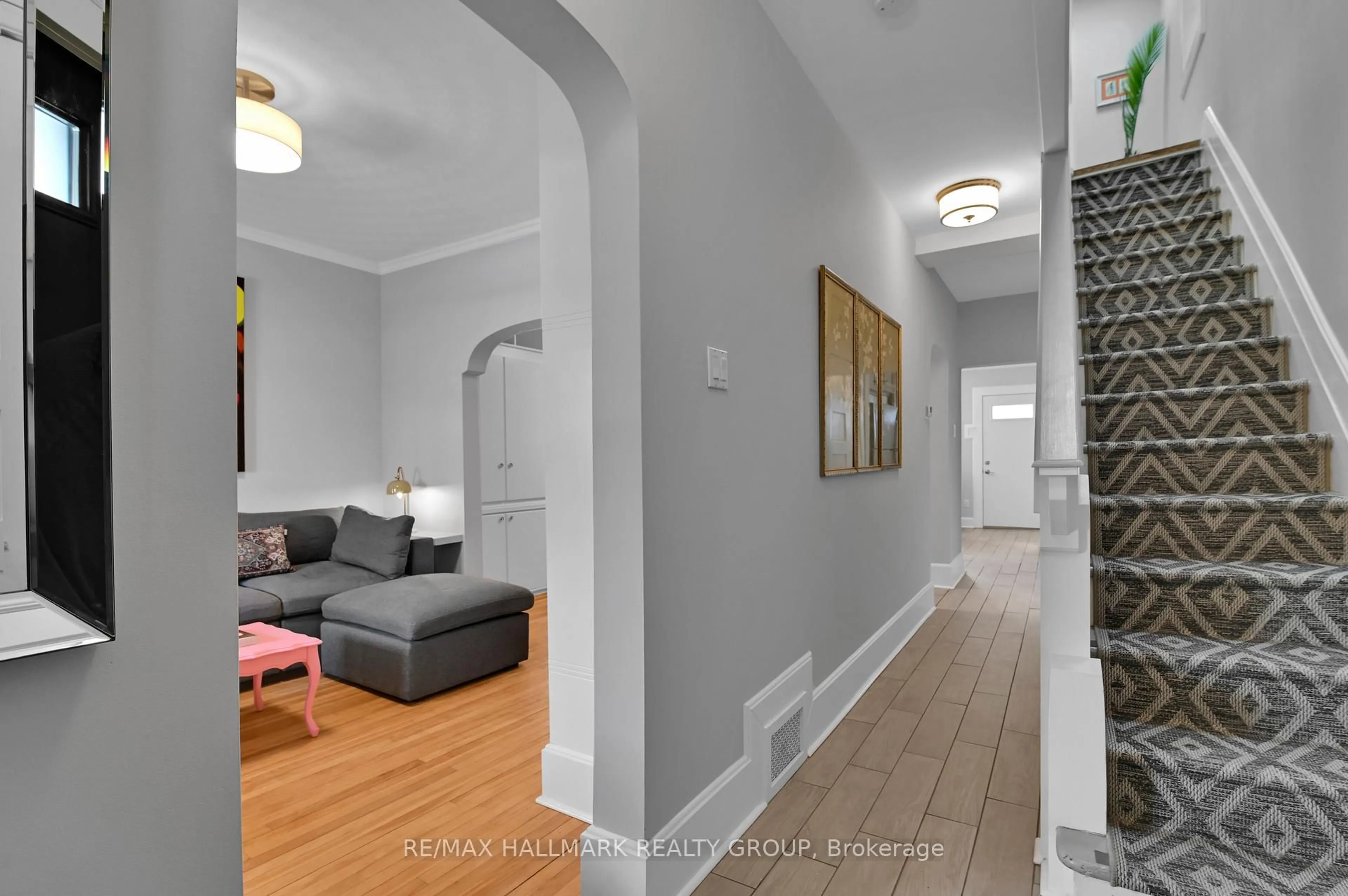 Indoor entryway for 280 Flora St, Ottawa Ontario K1R 5S3