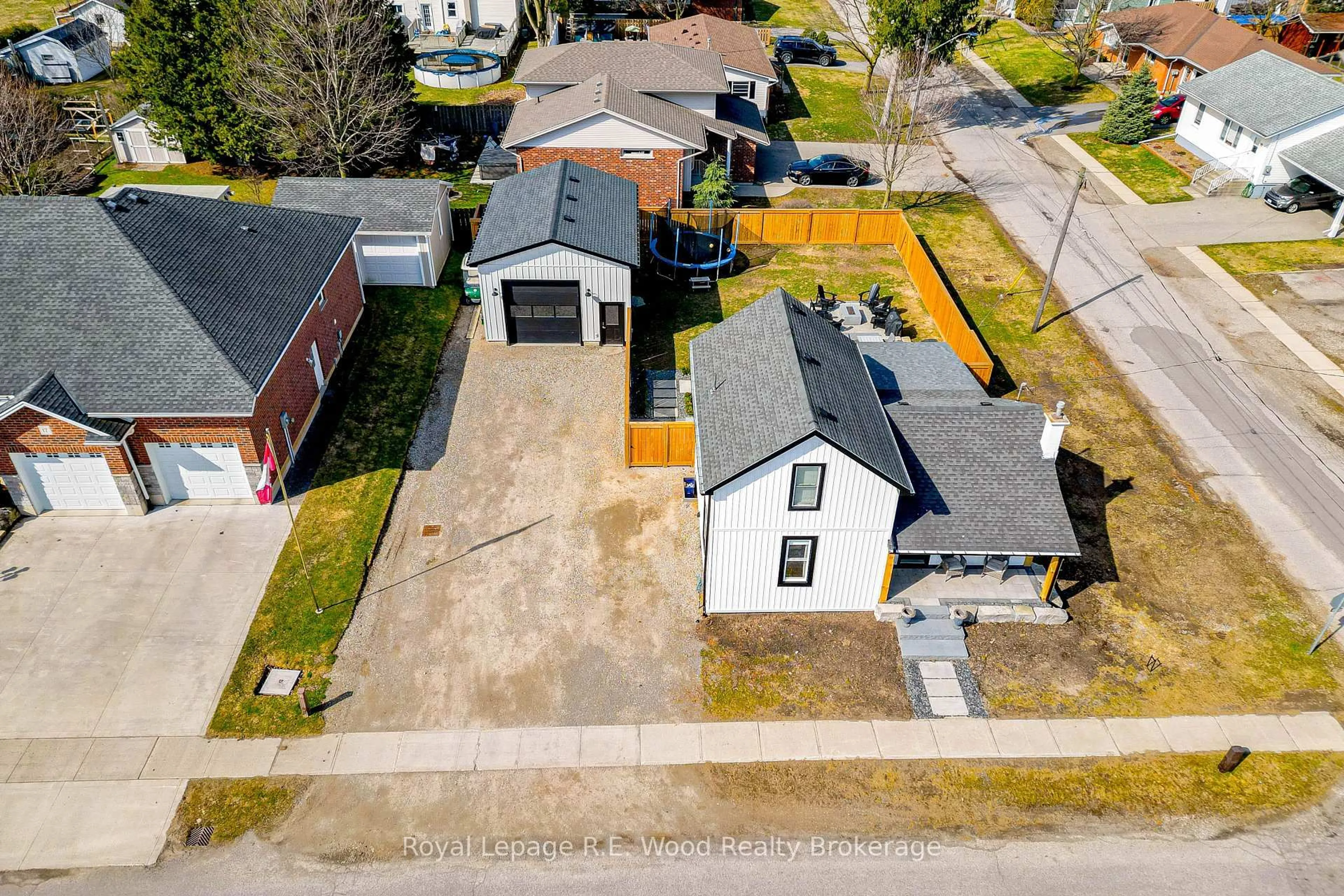 A pic from outside/outdoor area/front of a property/back of a property/a pic from drone, street for 19 Washington St, Norwich Ontario N0J 1P0