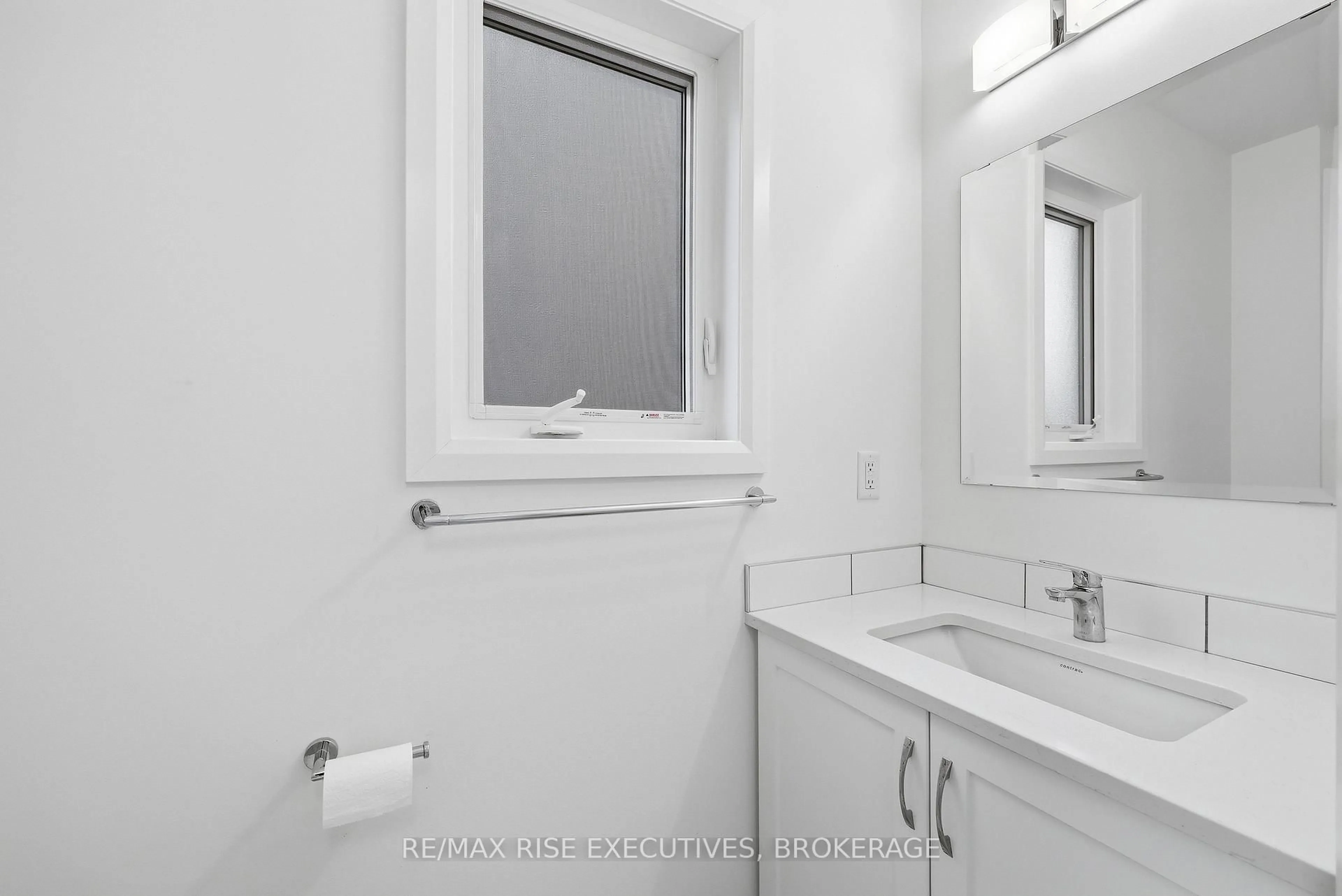 Standard bathroom, ceramic/tile floor for 1406 Tulip Dr, Kingston Ontario K7P 0S4