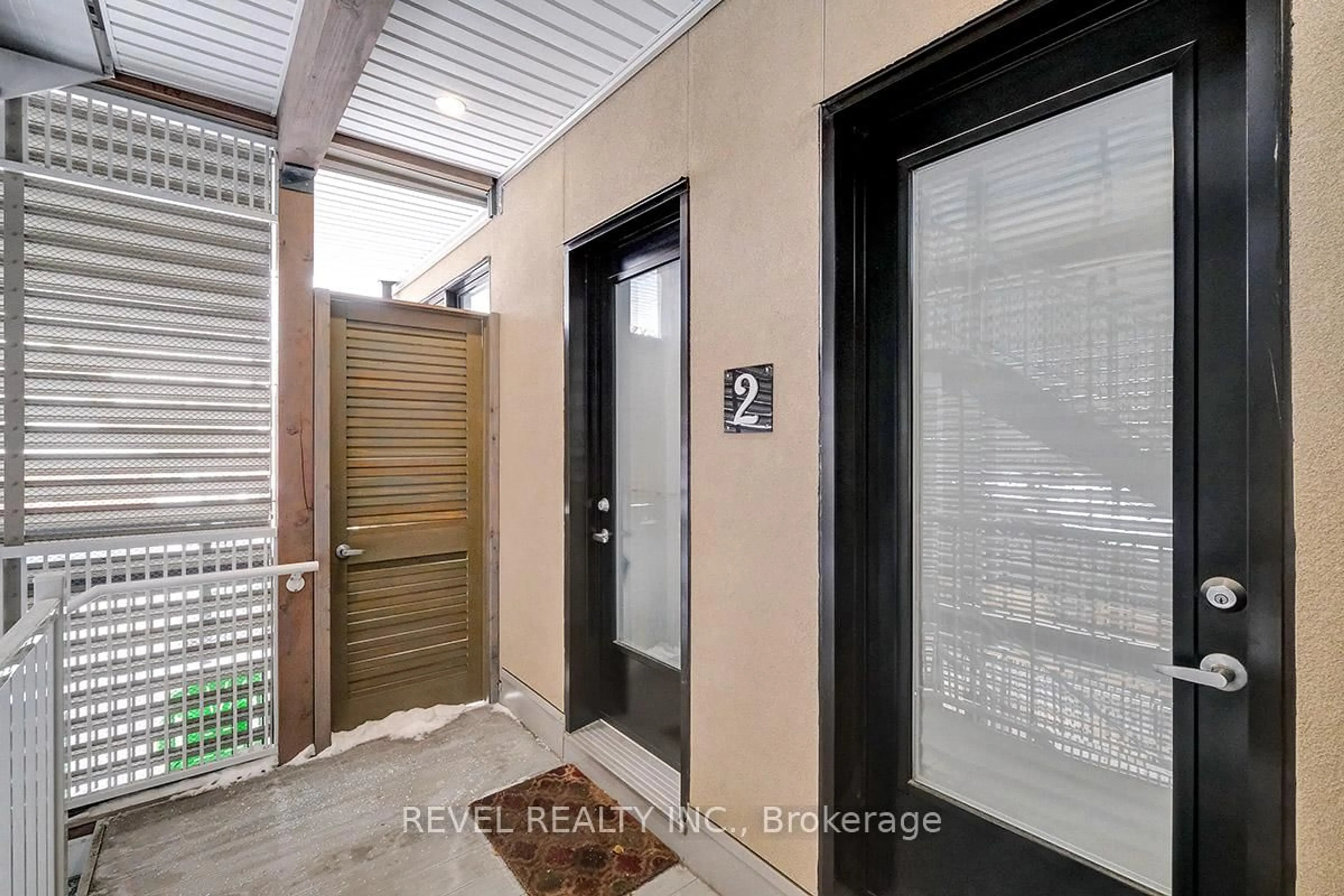 Indoor entryway for 509 Gladstone Ave #4, Ottawa Ontario K1R 5N9