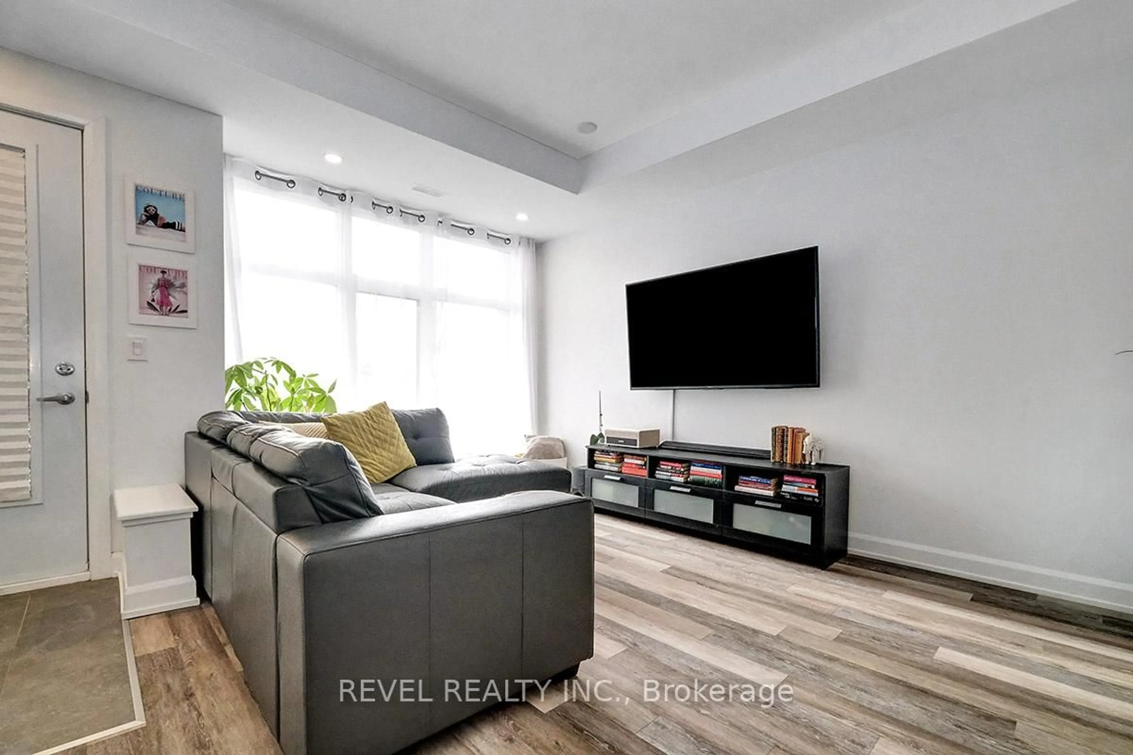 Living room with furniture, wood/laminate floor for 509 Gladstone Ave #4, Ottawa Ontario K1R 5N9