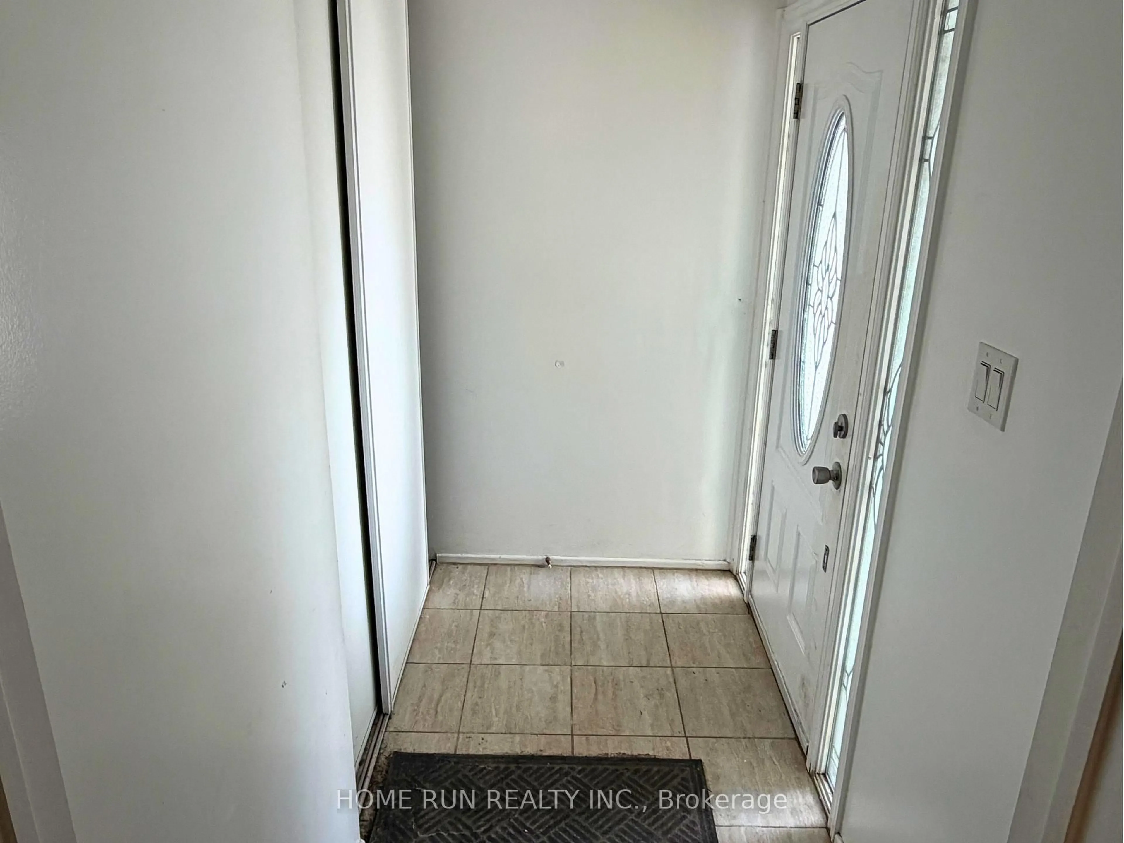 Indoor entryway for 166 WITHROW Ave, Ottawa Ontario K2G 3N8