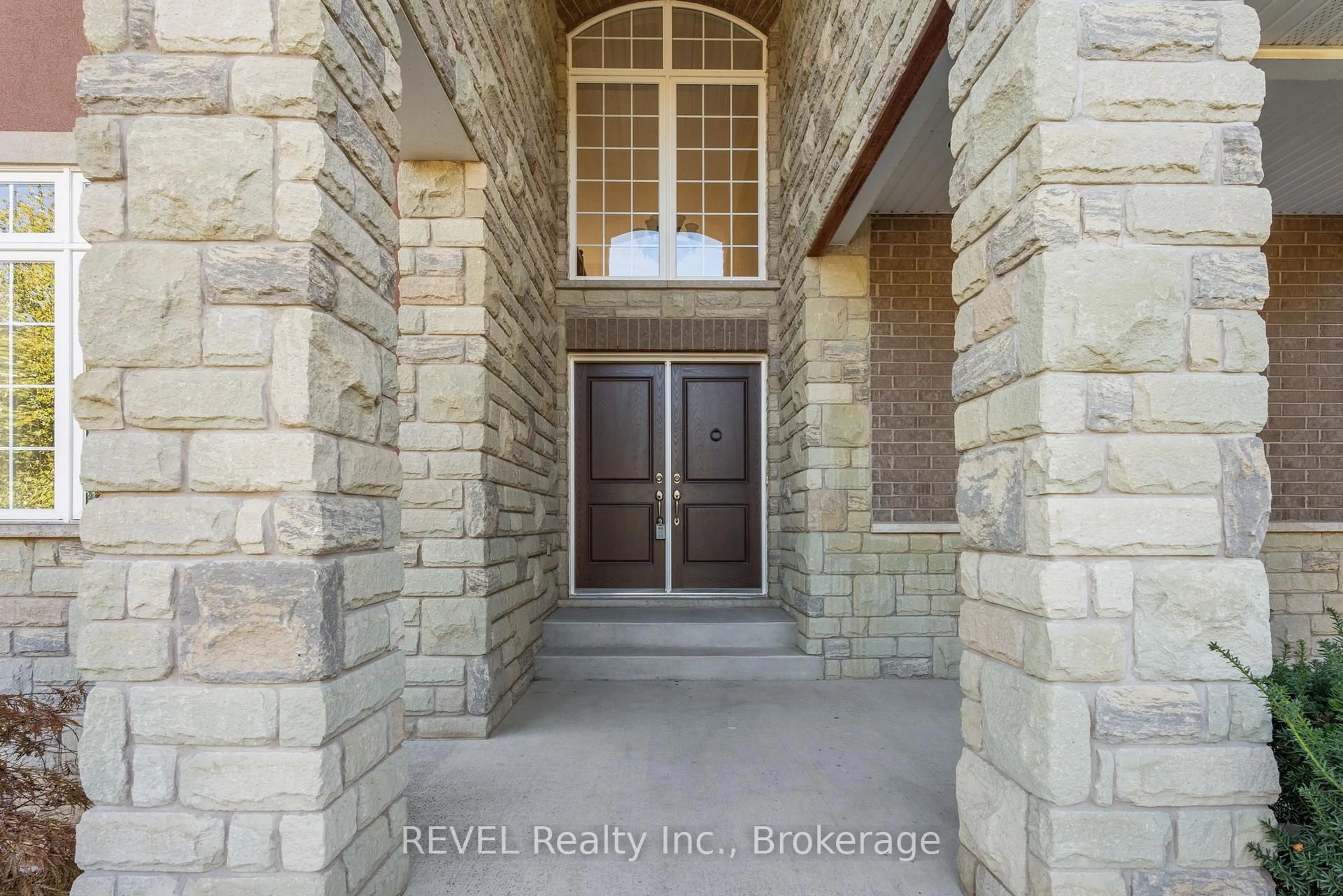 Indoor entryway for 6718 Domenic Cres, Niagara Falls Ontario L2J 4L5