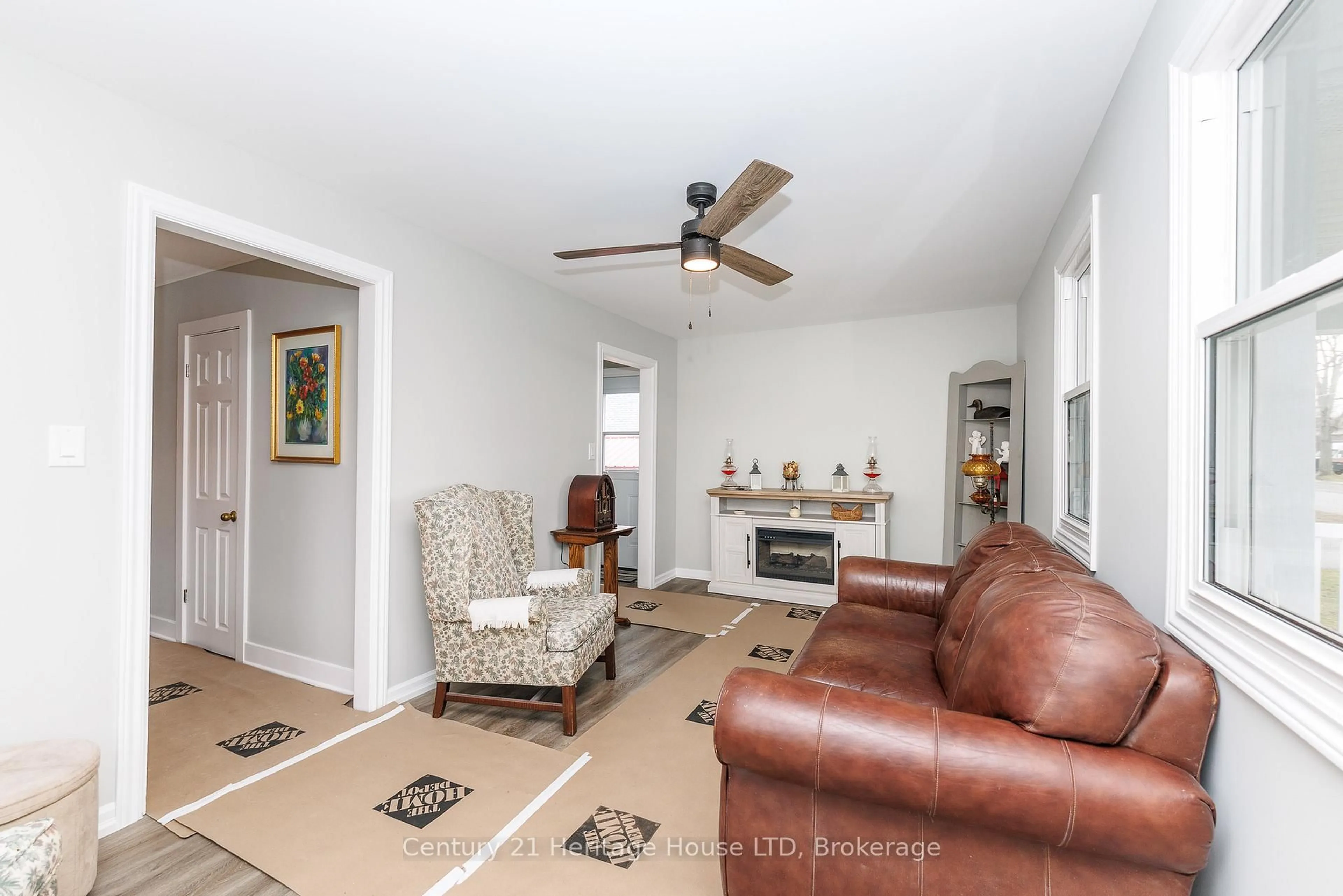 Living room with furniture, unknown for 3608 East Main St, Fort Erie Ontario L0S 1S0