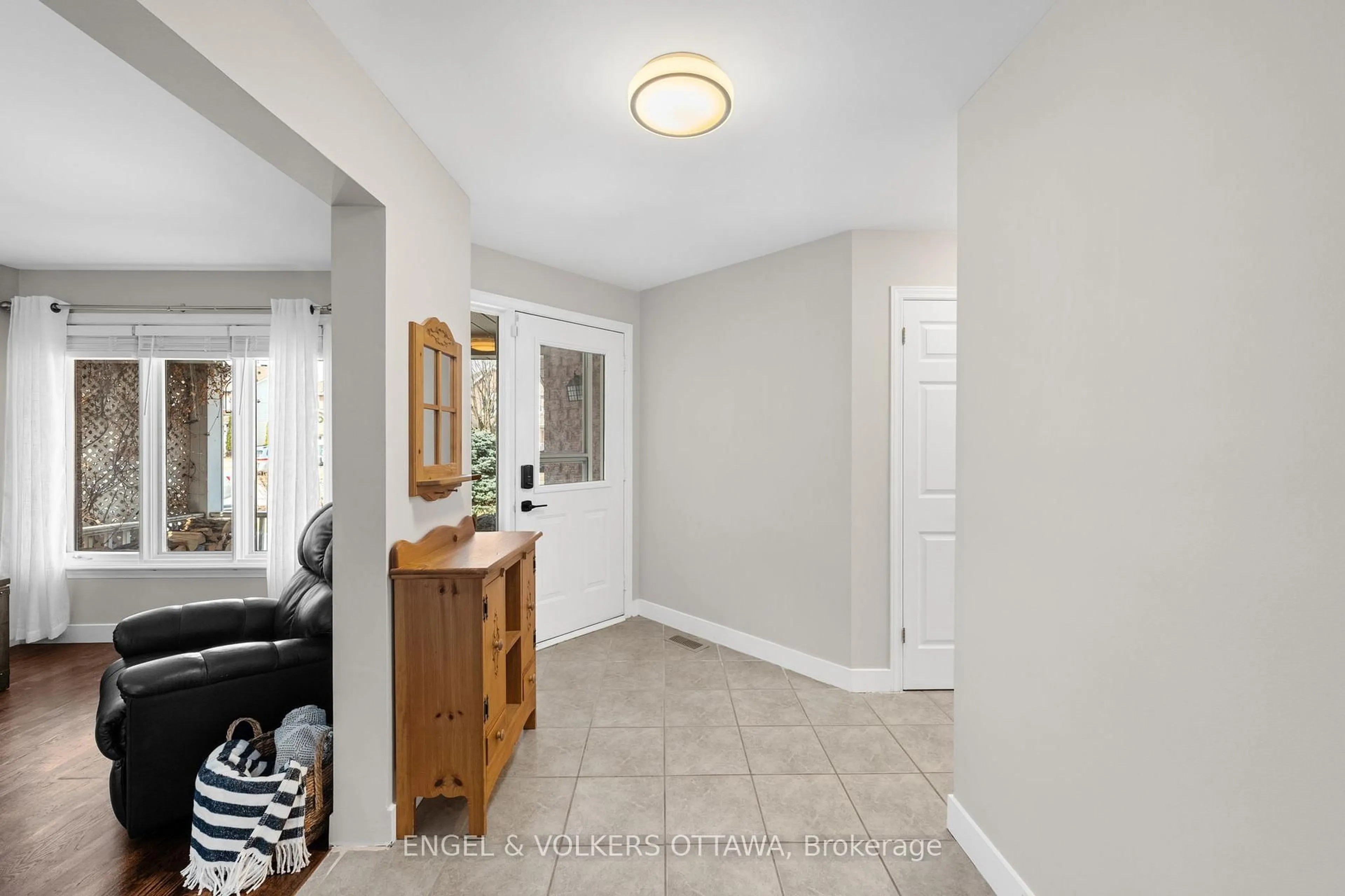 Indoor entryway for 16 Mayford Ave, Ottawa Ontario K2G 6A7