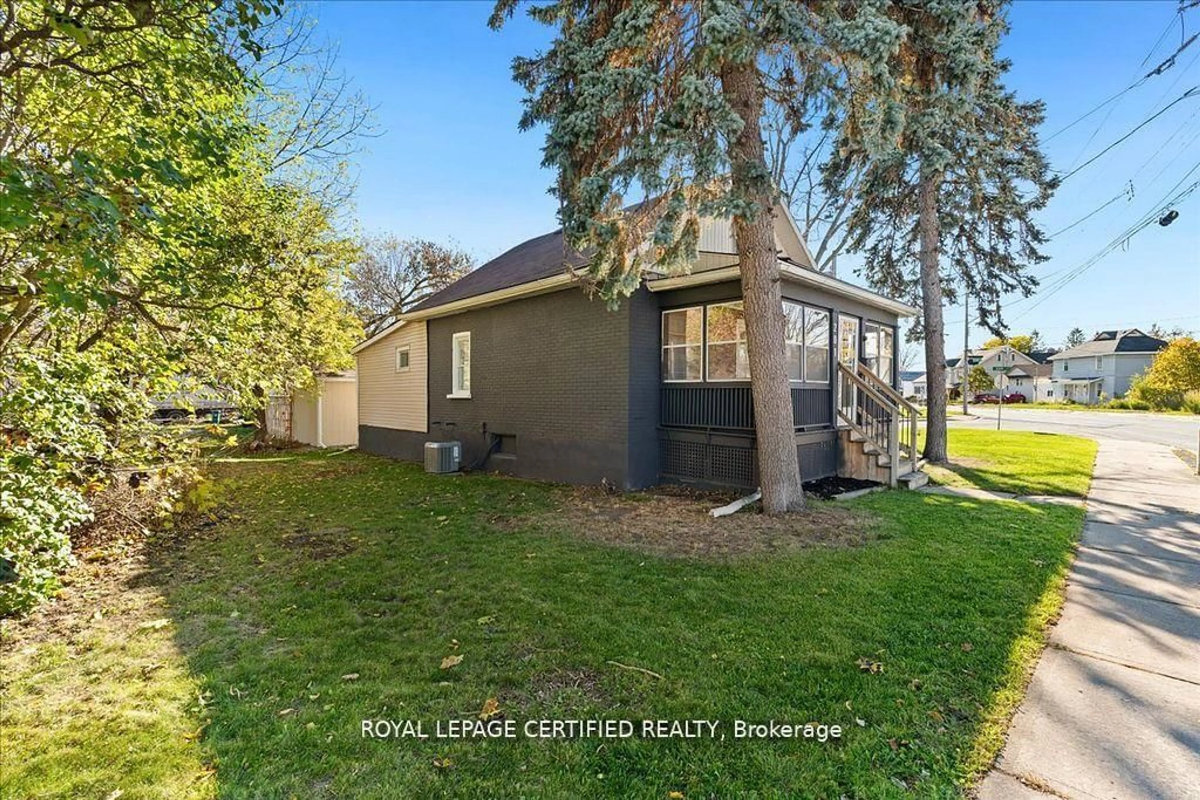 A pic from outside/outdoor area/front of a property/back of a property/a pic from drone, street for 201 Station St, Belleville Ontario K8N 2T5