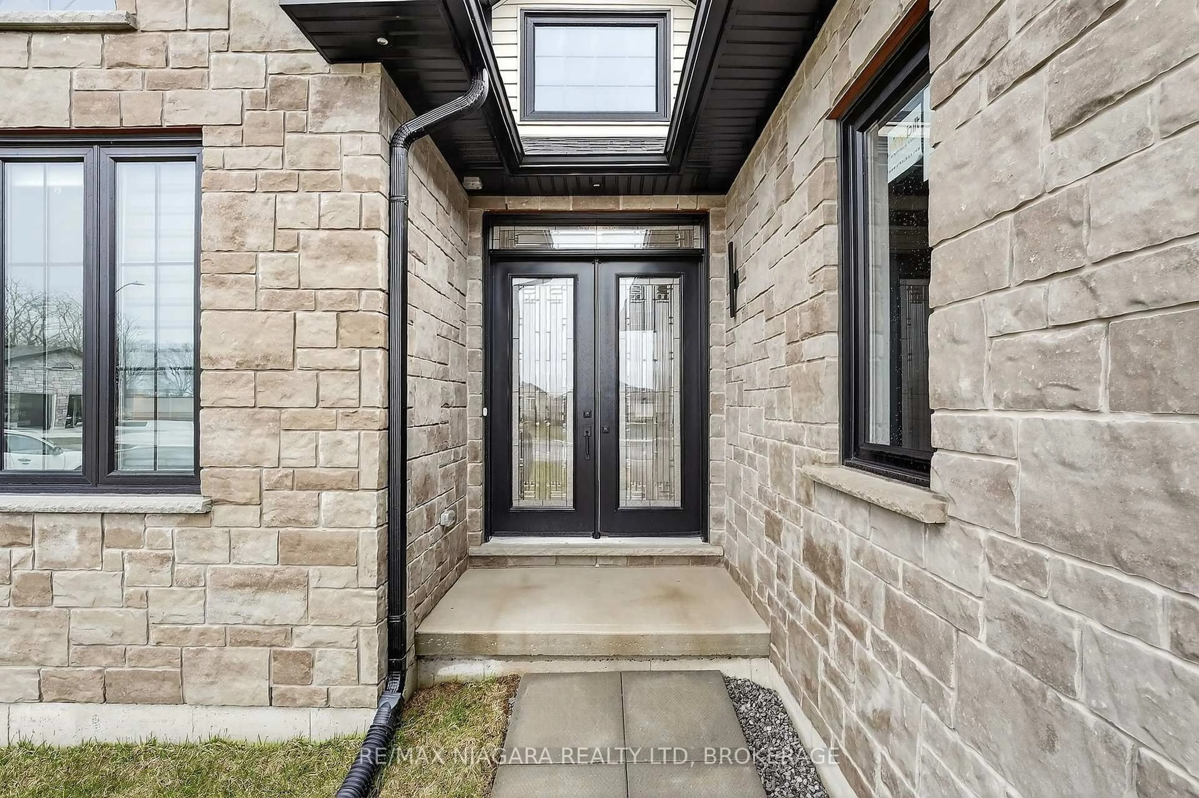 Indoor entryway for 146 Hetram Crt, Fort Erie Ontario L0S 1B0