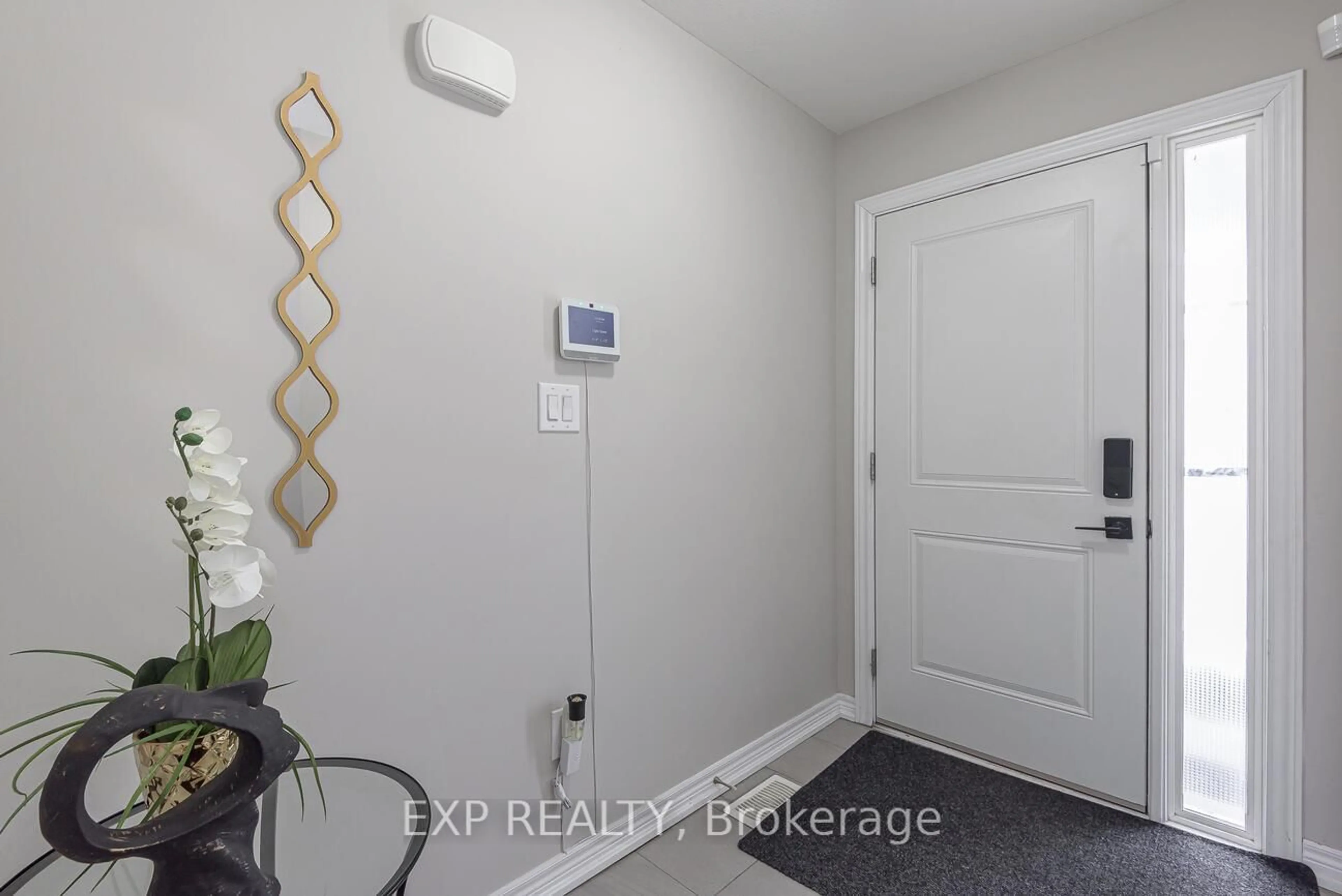 Indoor entryway for 60 Canterbury Dr #7, St. Catharines Ontario L2P 0E7