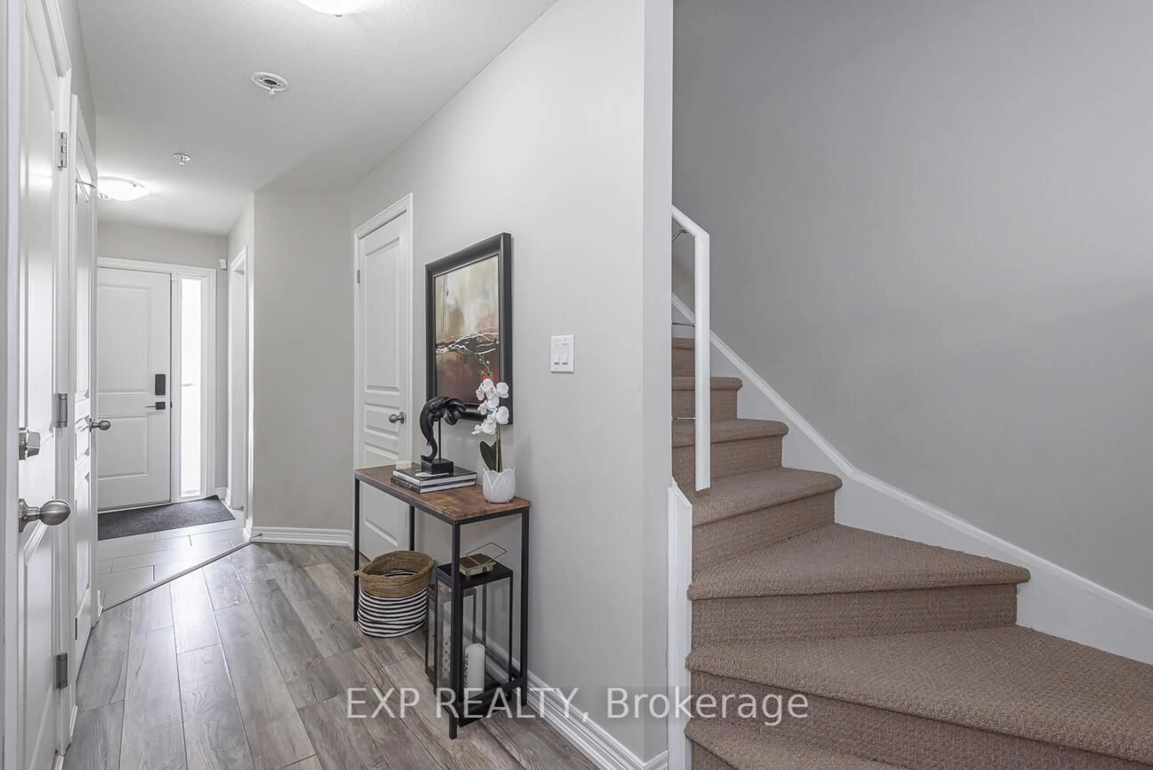 Indoor entryway for 60 Canterbury Dr #7, St. Catharines Ontario L2P 0E7