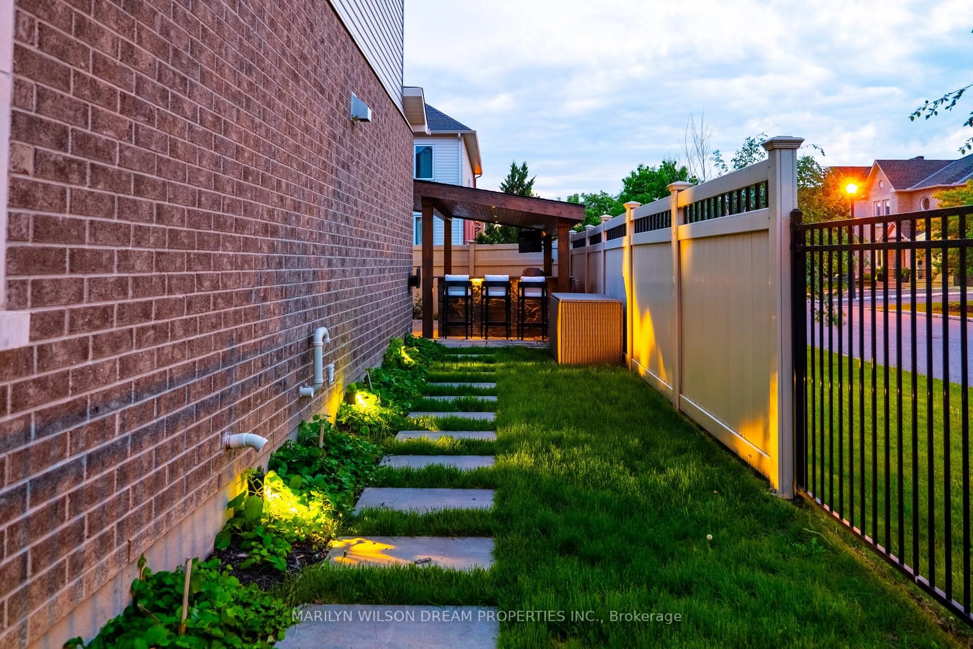 Patio, street for 330 Branthaven St, Ottawa Ontario K4A 0H1