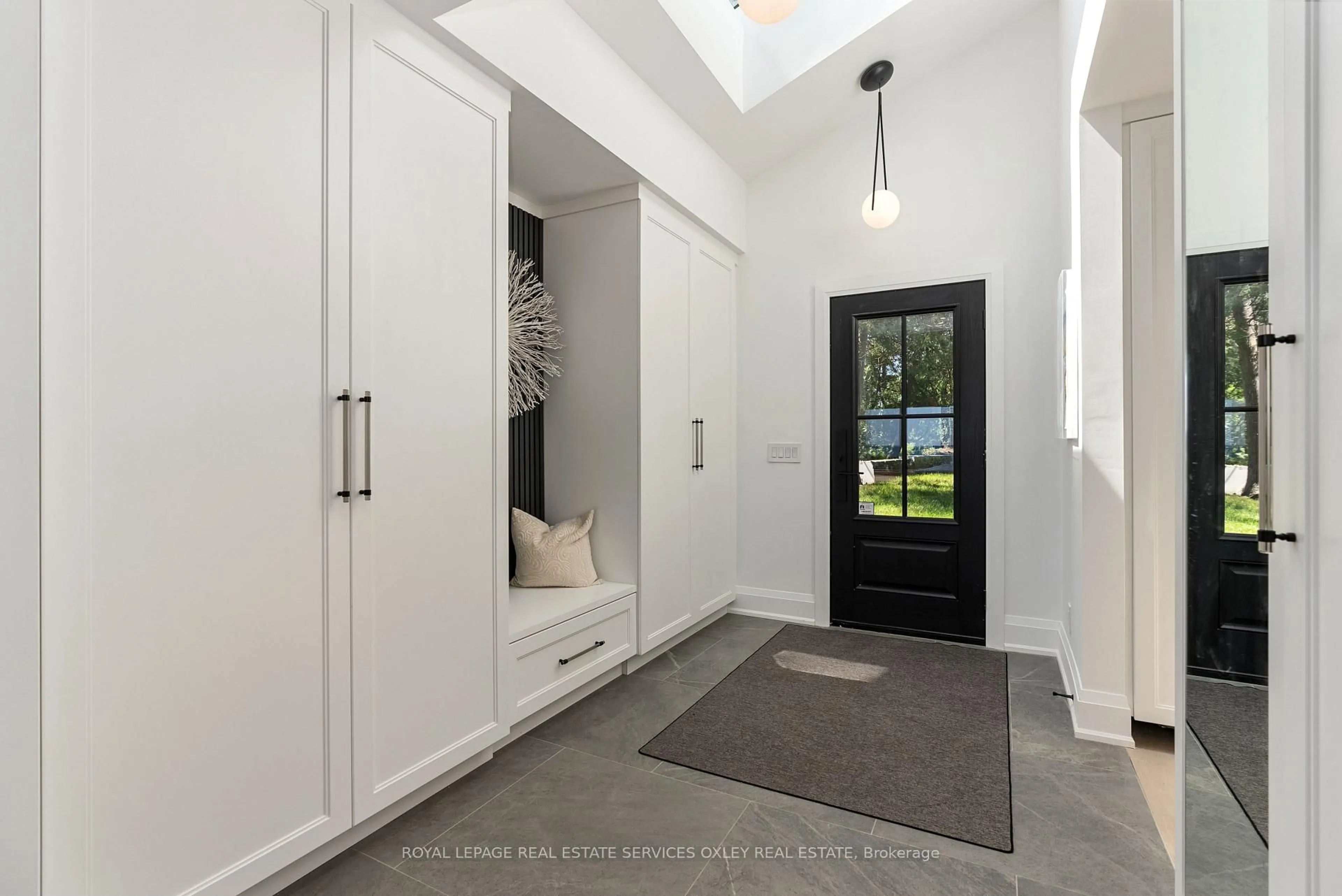 Indoor entryway for 137 Bayview Ave, Blue Mountains Ontario N0H 1J0