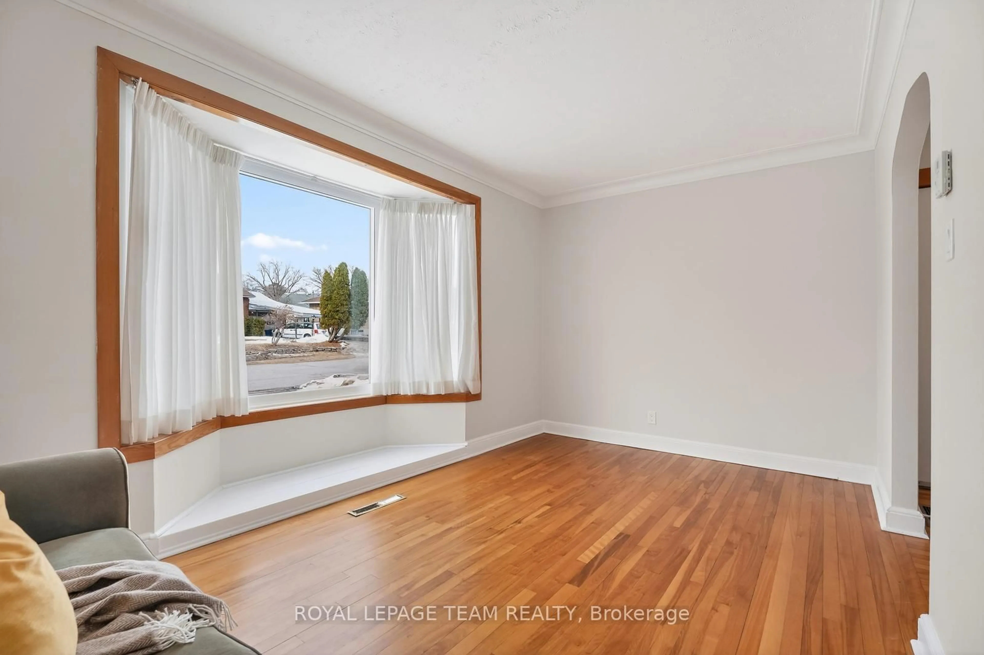 A pic of a room for 336 Ducharme Blvd, Ottawa Ontario K1L 6T6