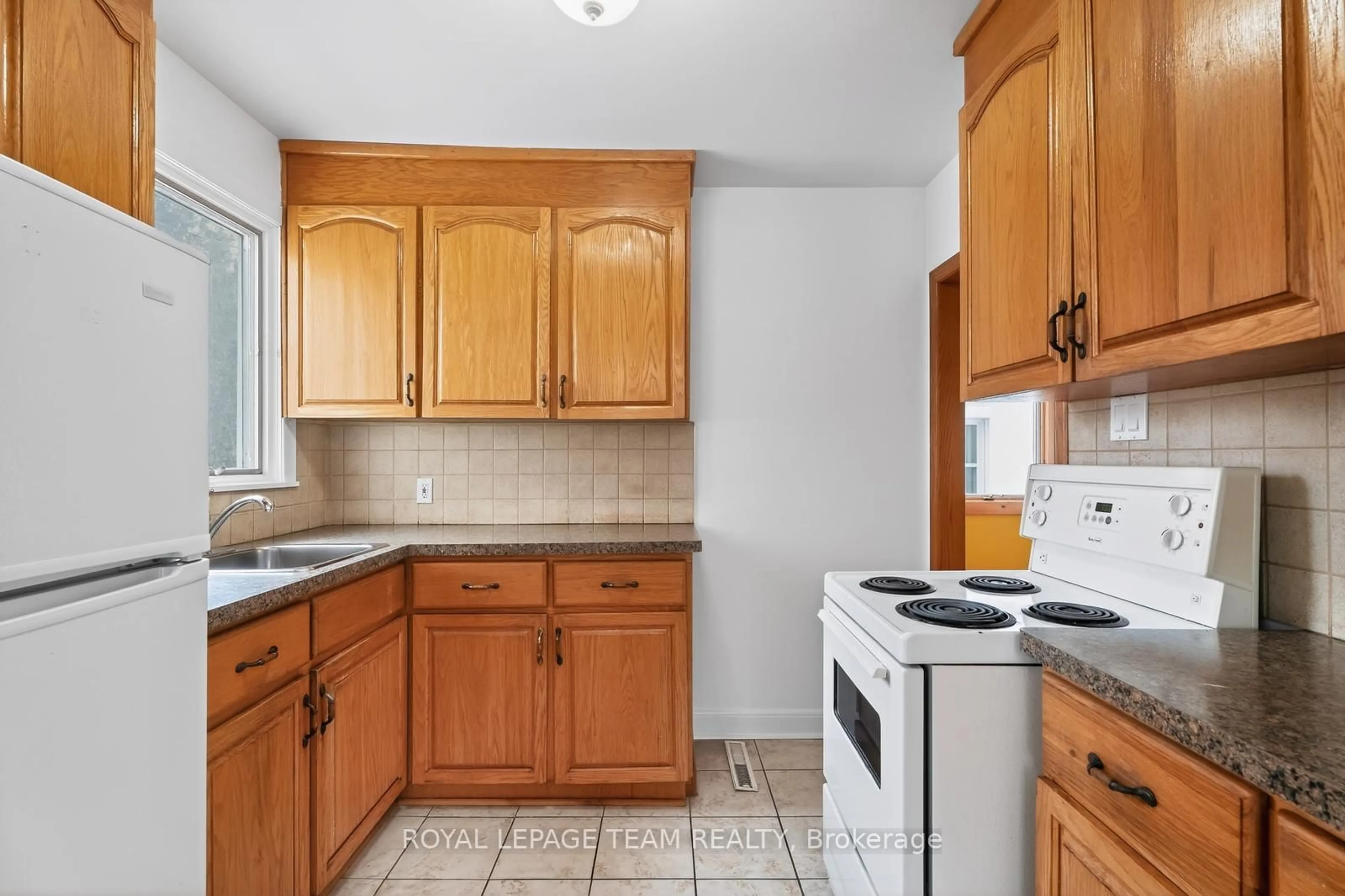 Standard kitchen, ceramic/tile floor for 336 Ducharme Blvd, Ottawa Ontario K1L 6T6