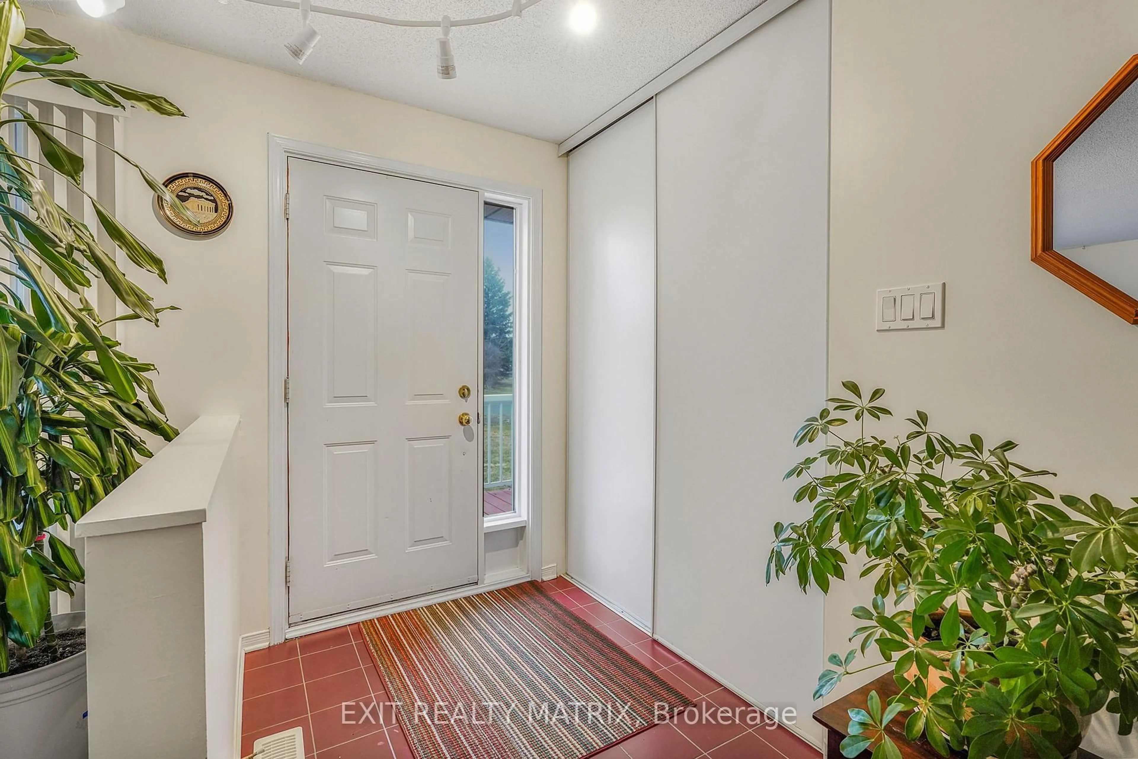 Indoor entryway for 6454 Waterbury Lane, North Gower Ontario K0A 2T0
