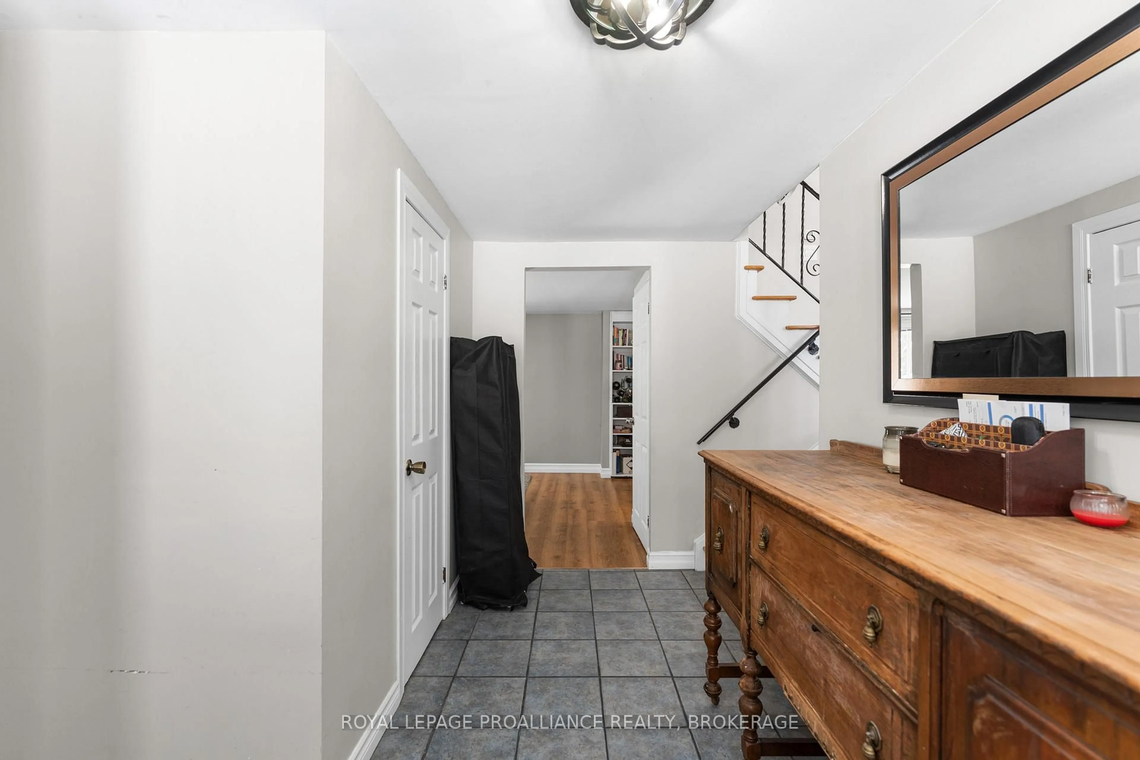 Indoor entryway for 296 Olympus Ave, Kingston Ontario K7M 4T9