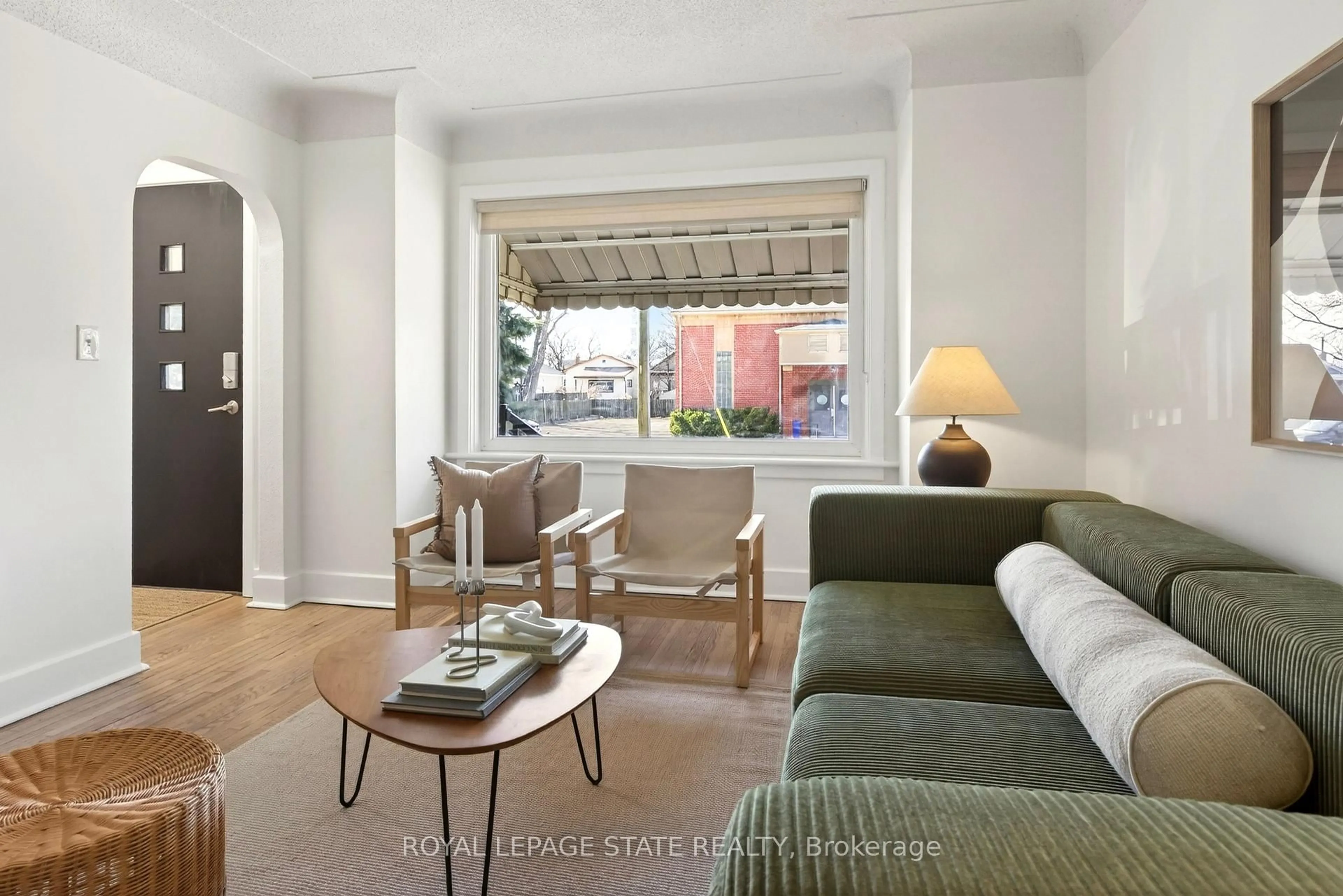 Living room with furniture, unknown for 33 East 34th St, Hamilton Ontario L8V 3W2