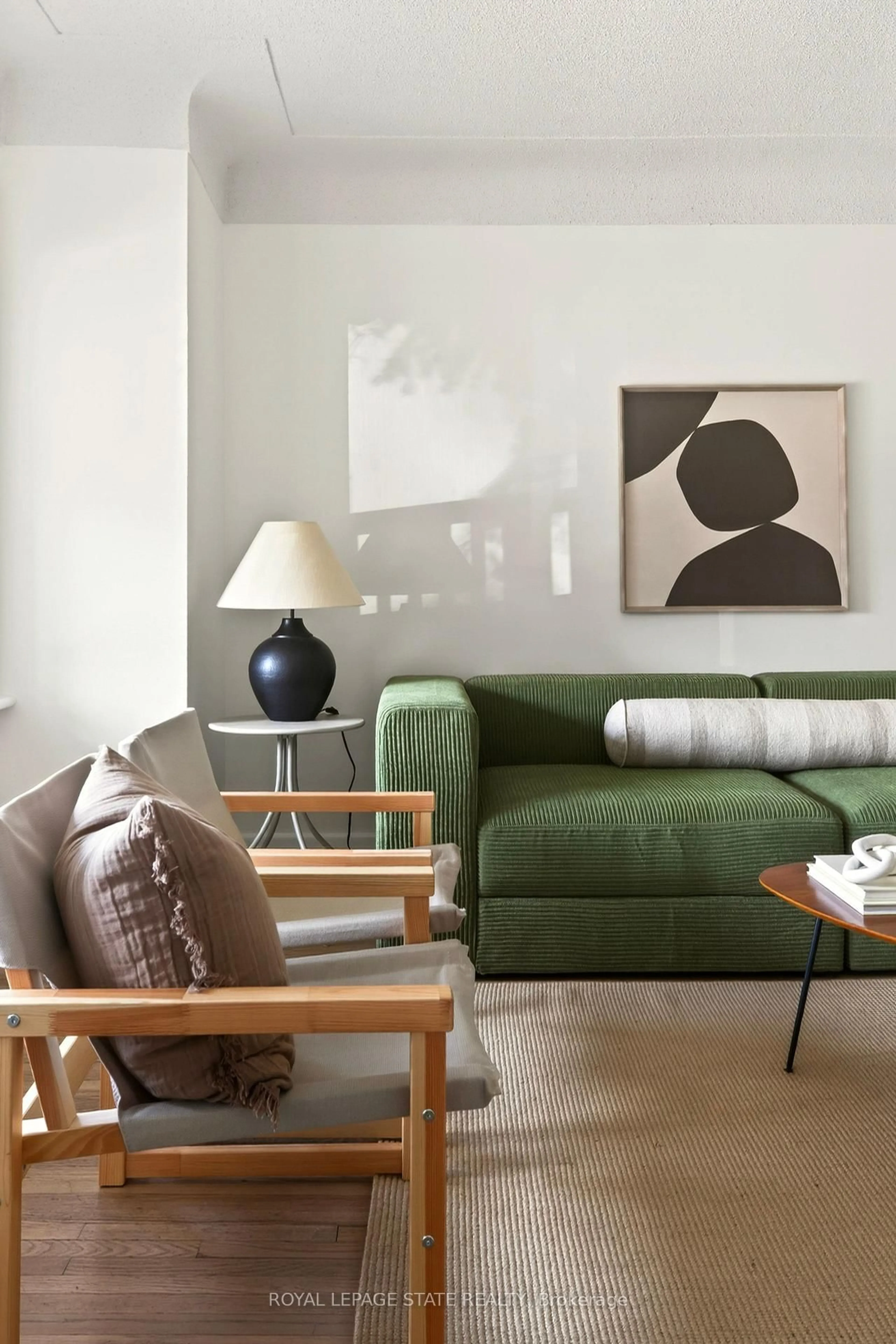 Living room with furniture, unknown for 33 East 34th St, Hamilton Ontario L8V 3W2