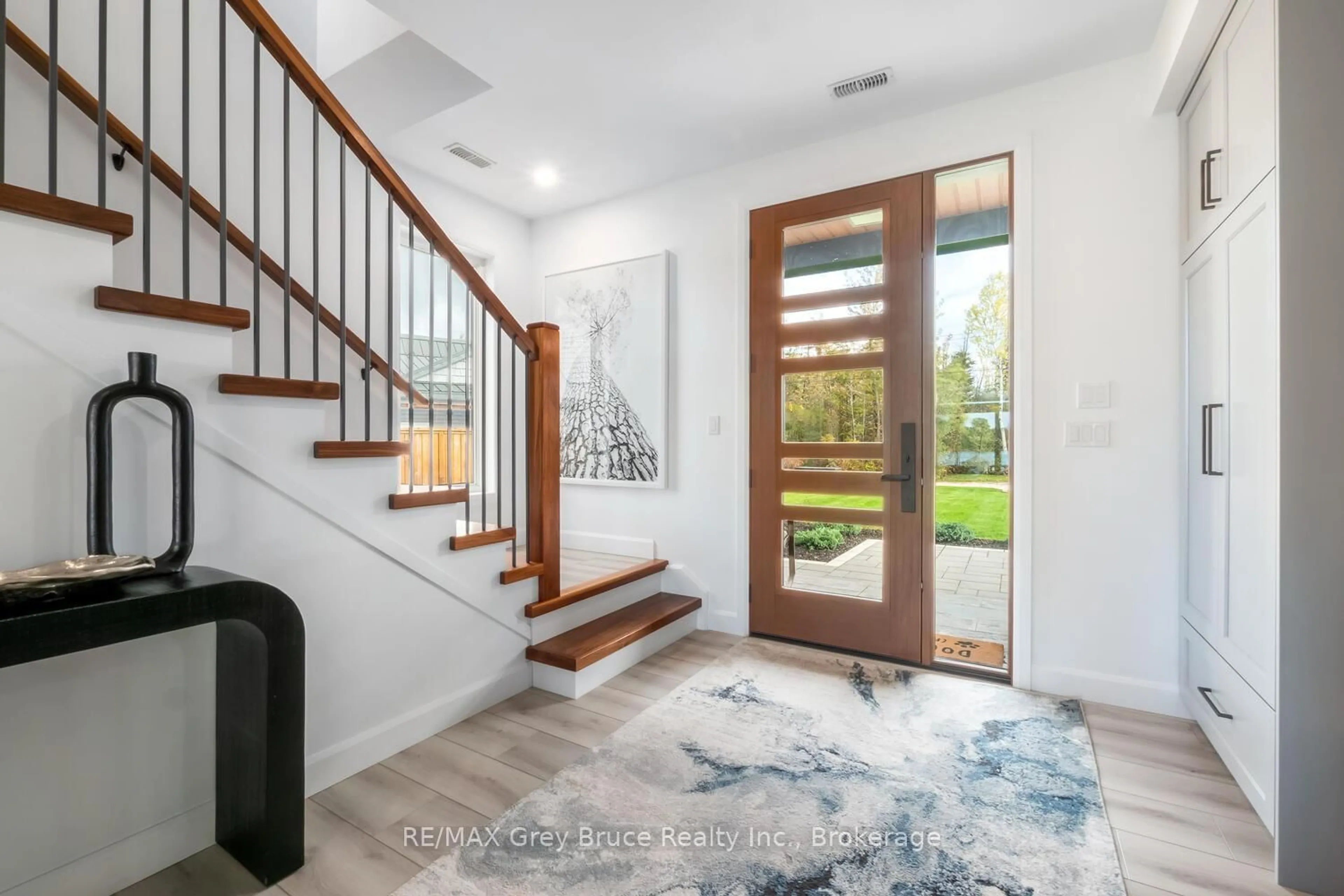 Indoor entryway for 166 country side Dr, Chatsworth Ontario N0H 1G0