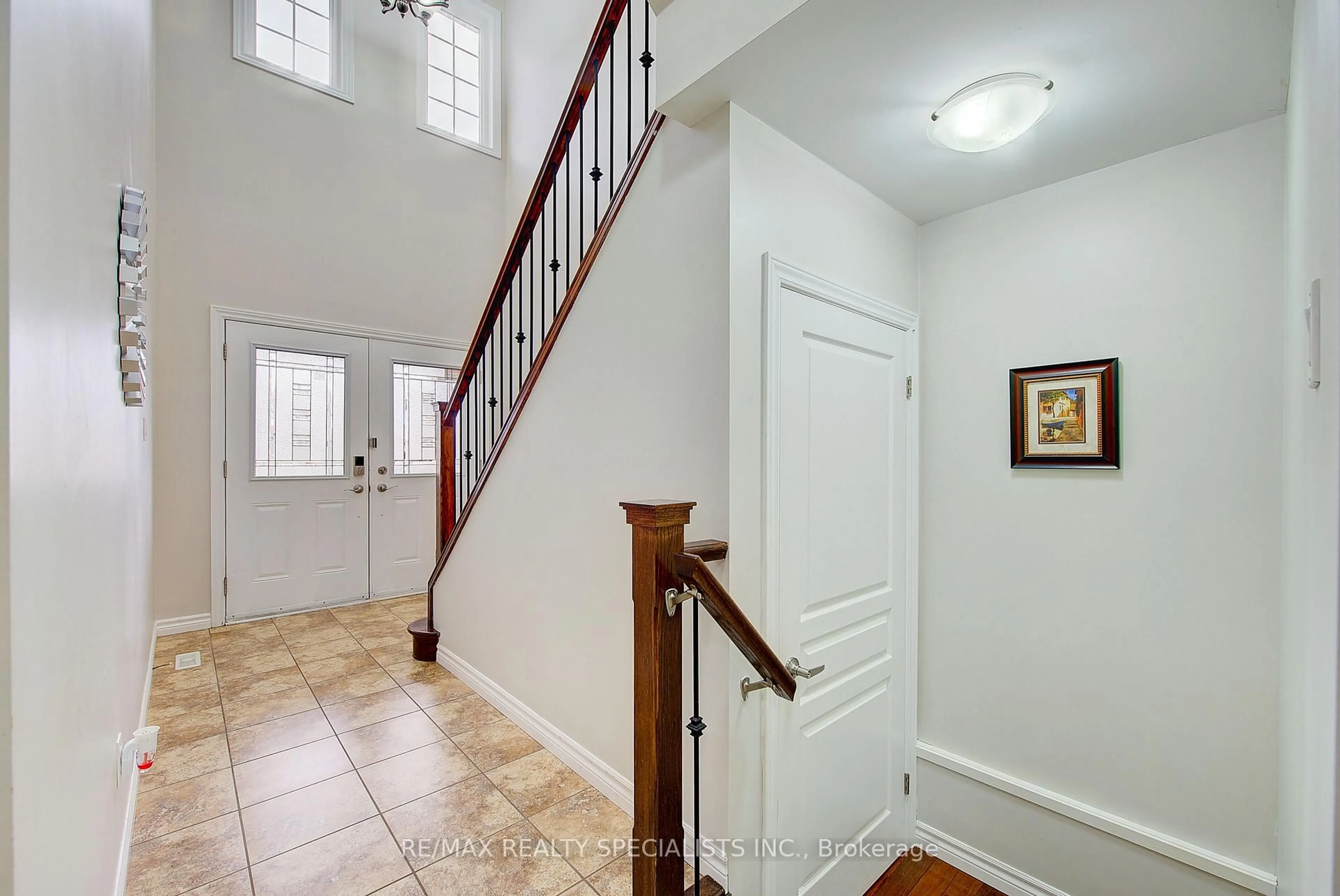 Indoor entryway for 1682 Cedarcreek Cres, London North Ontario N5X 0C7