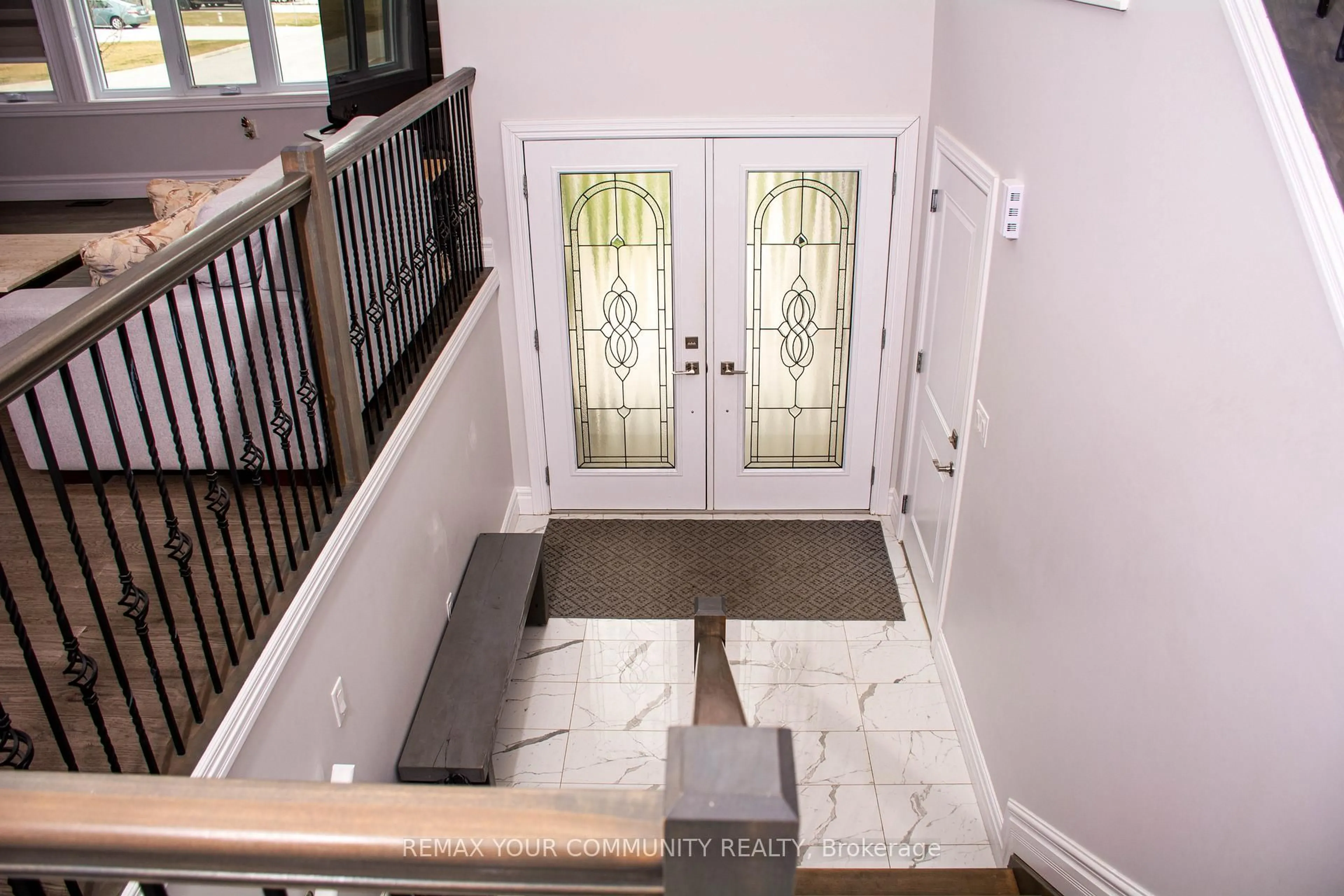 Indoor entryway for 72 Noble Crt, Amherstburg Ontario N9V 0G8