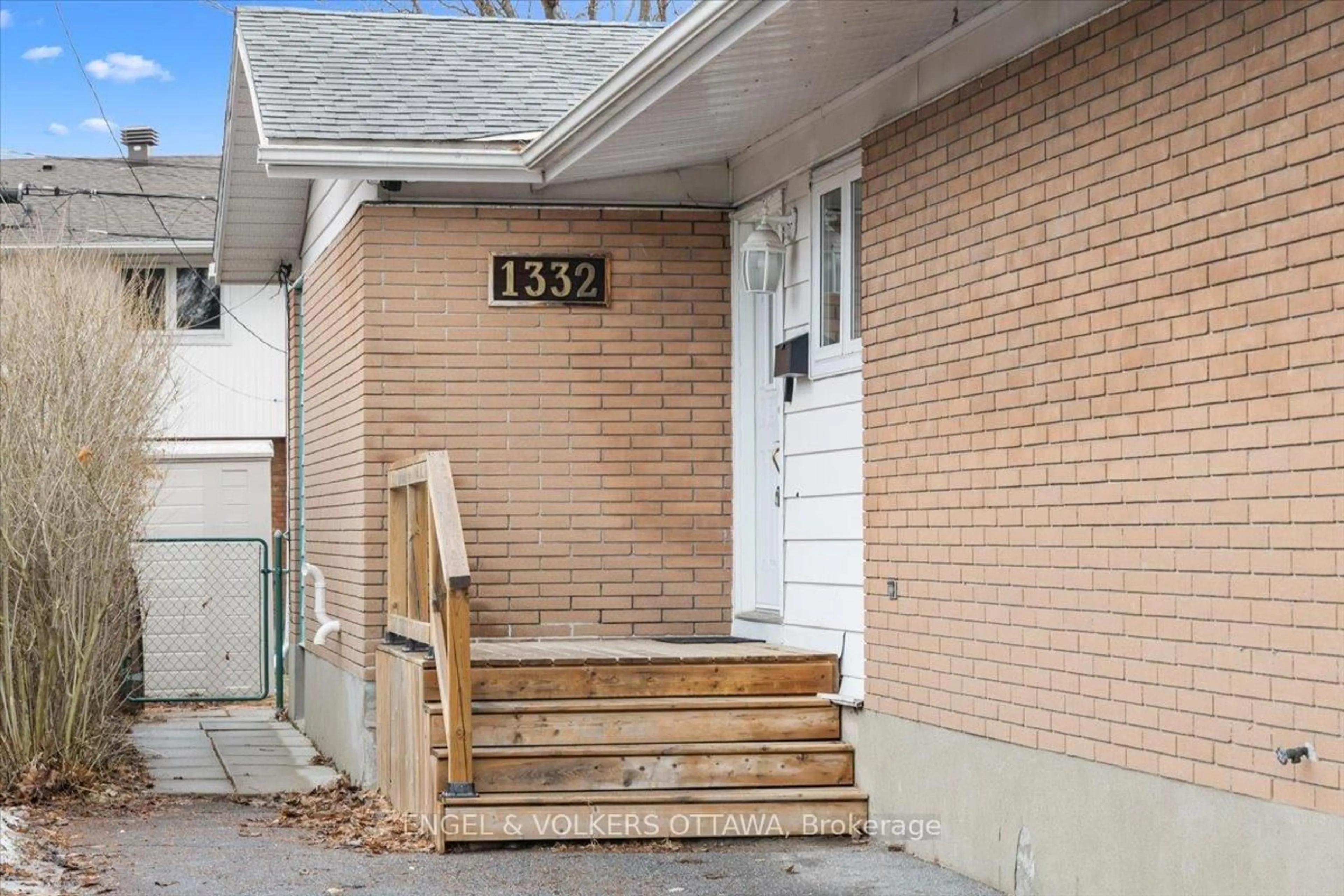 Unknown for 1332 Henry Farm Dr, Ottawa Ontario K2C 2E4