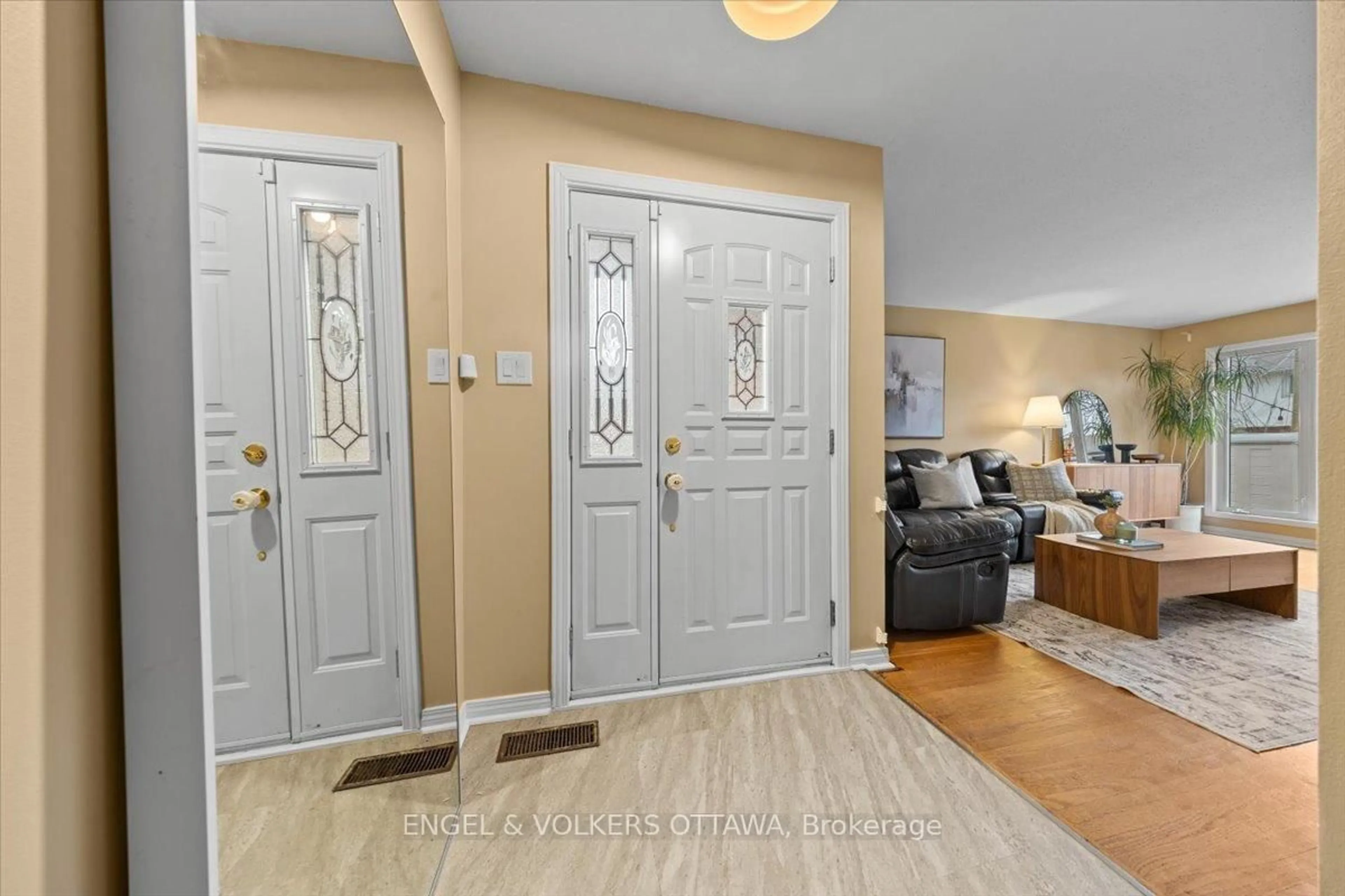 Indoor entryway for 1332 Henry Farm Dr, Ottawa Ontario K2C 2E4
