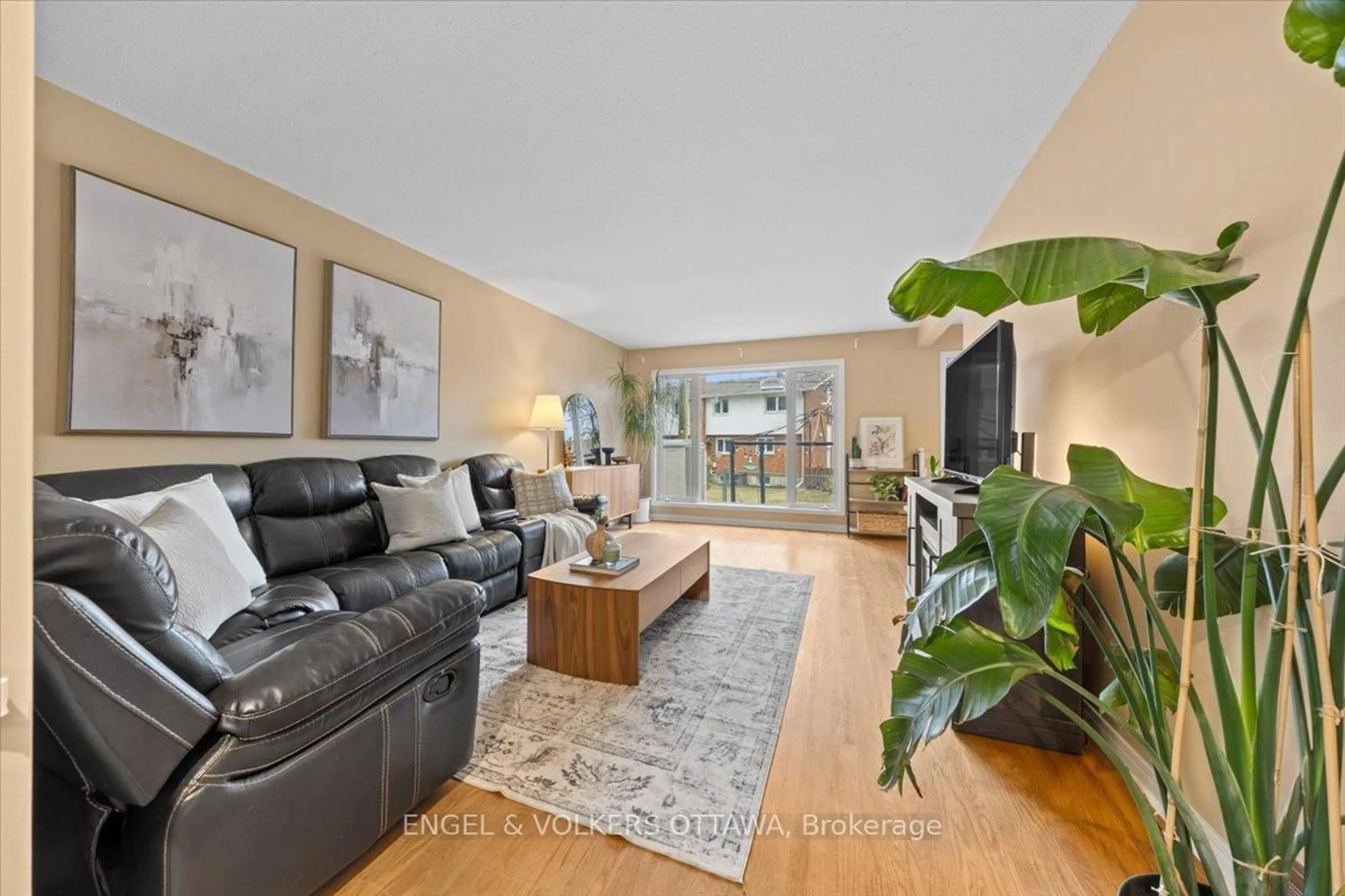Living room with furniture, unknown for 1332 Henry Farm Dr, Ottawa Ontario K2C 2E4