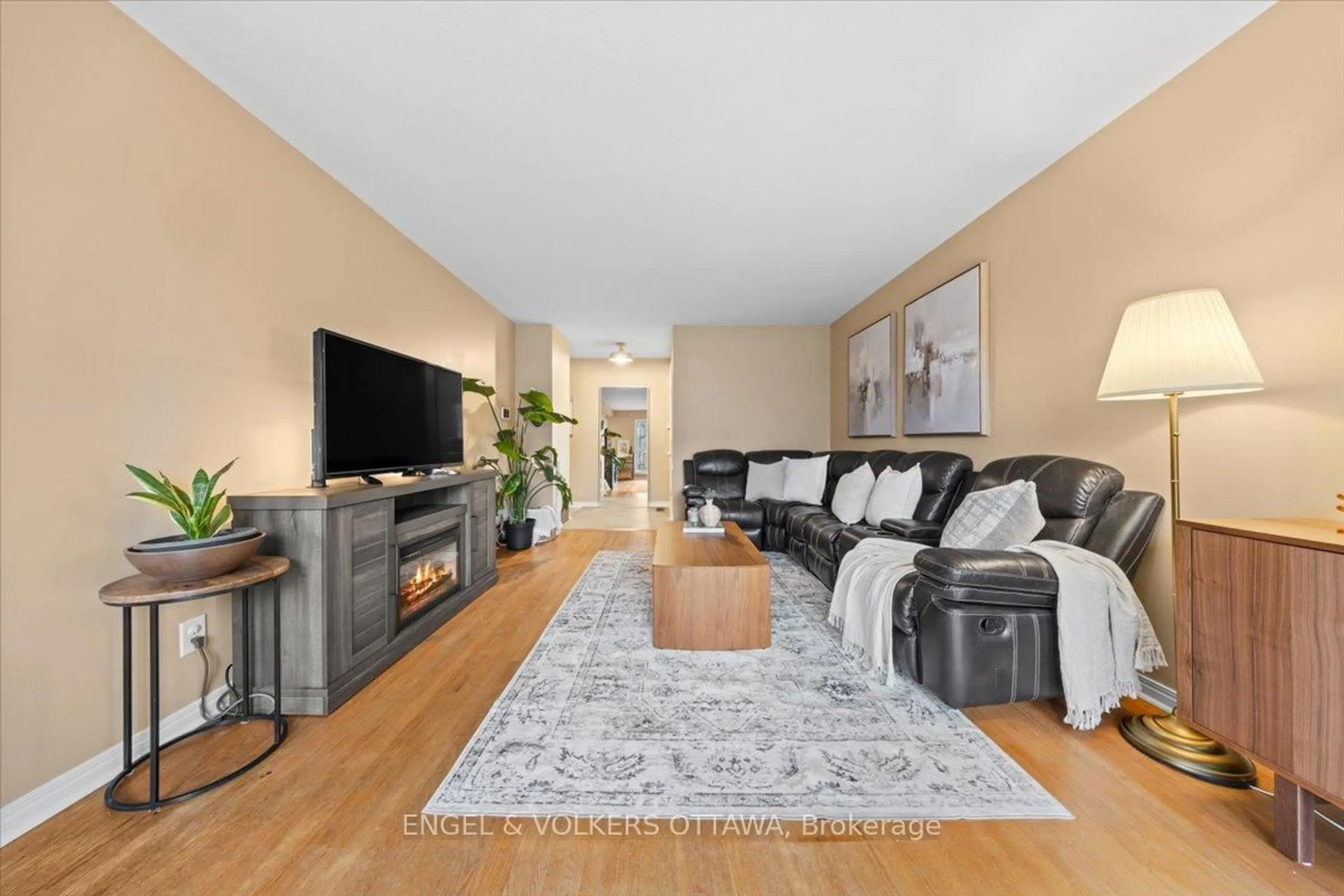 Living room with furniture, unknown for 1332 Henry Farm Dr, Ottawa Ontario K2C 2E4