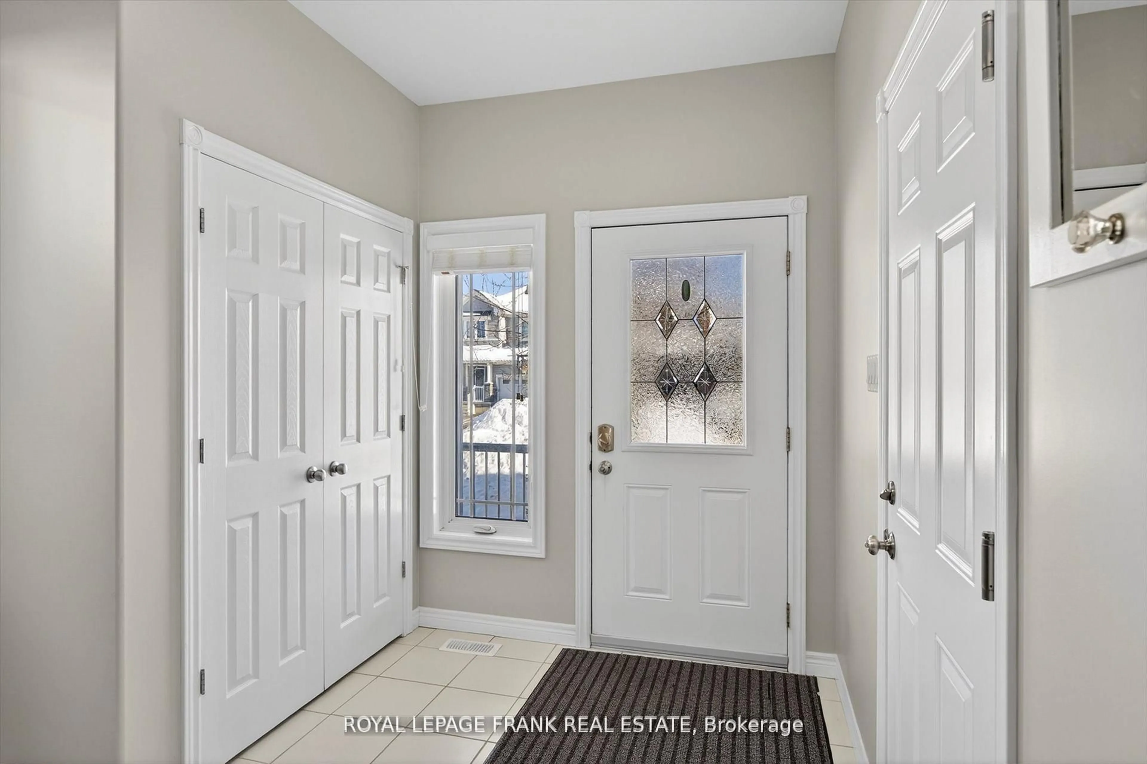 Indoor entryway for 859 Emery Way, Peterborough Ontario K9J 0H7