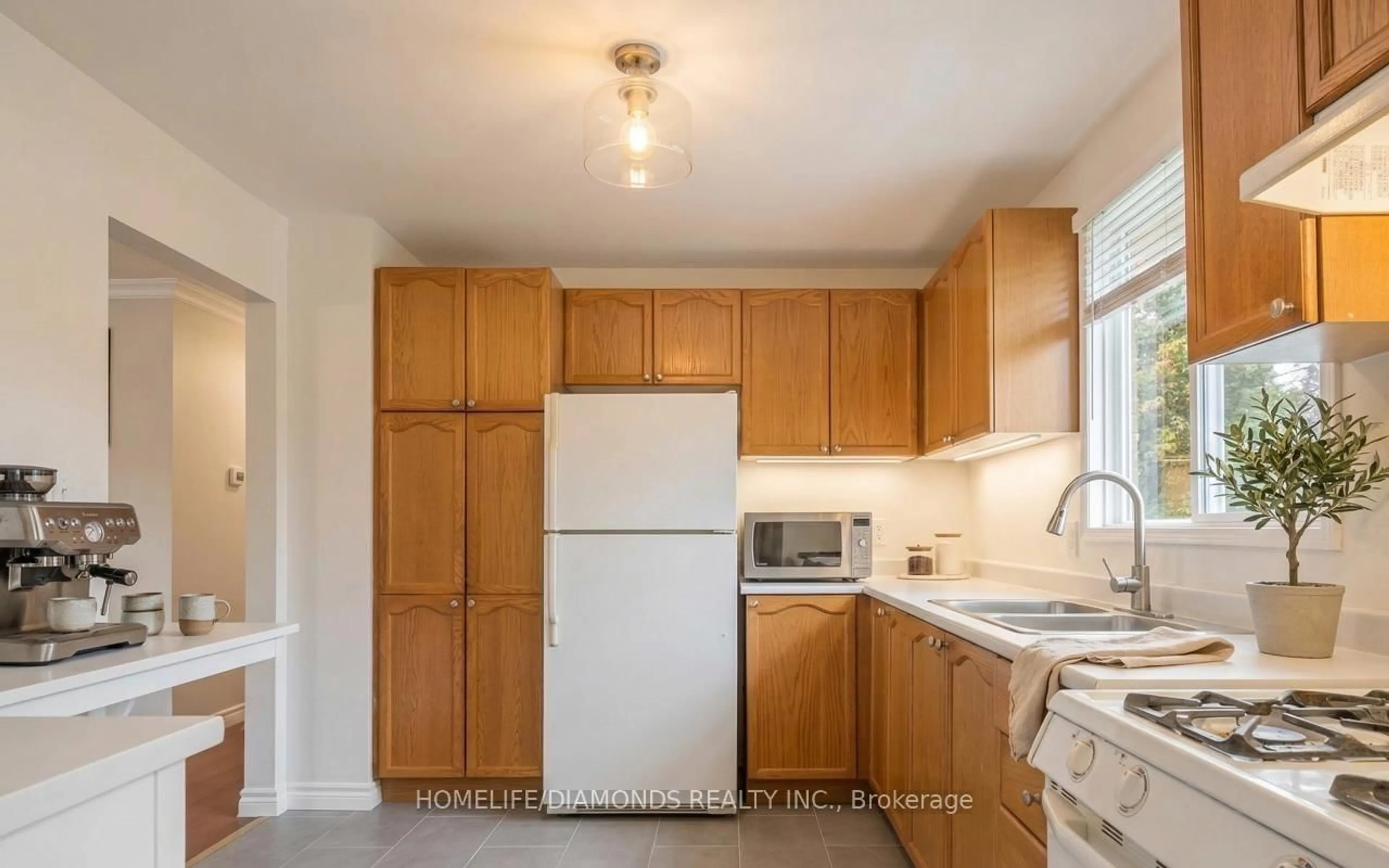 Standard kitchen, unknown for 37 Briarsdale Cres, Welland Ontario L3C 6S8
