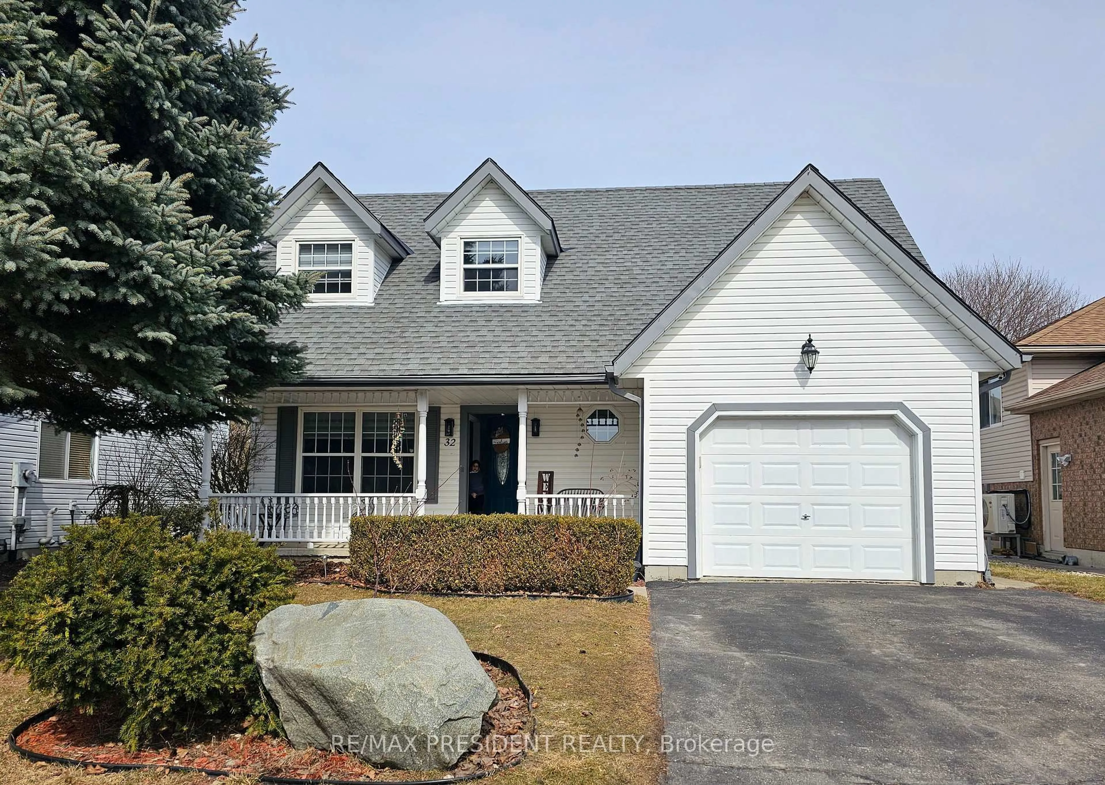 Home with vinyl exterior material, street for 32 Algonquin Rd, Woodstock Ontario N4T 1R8