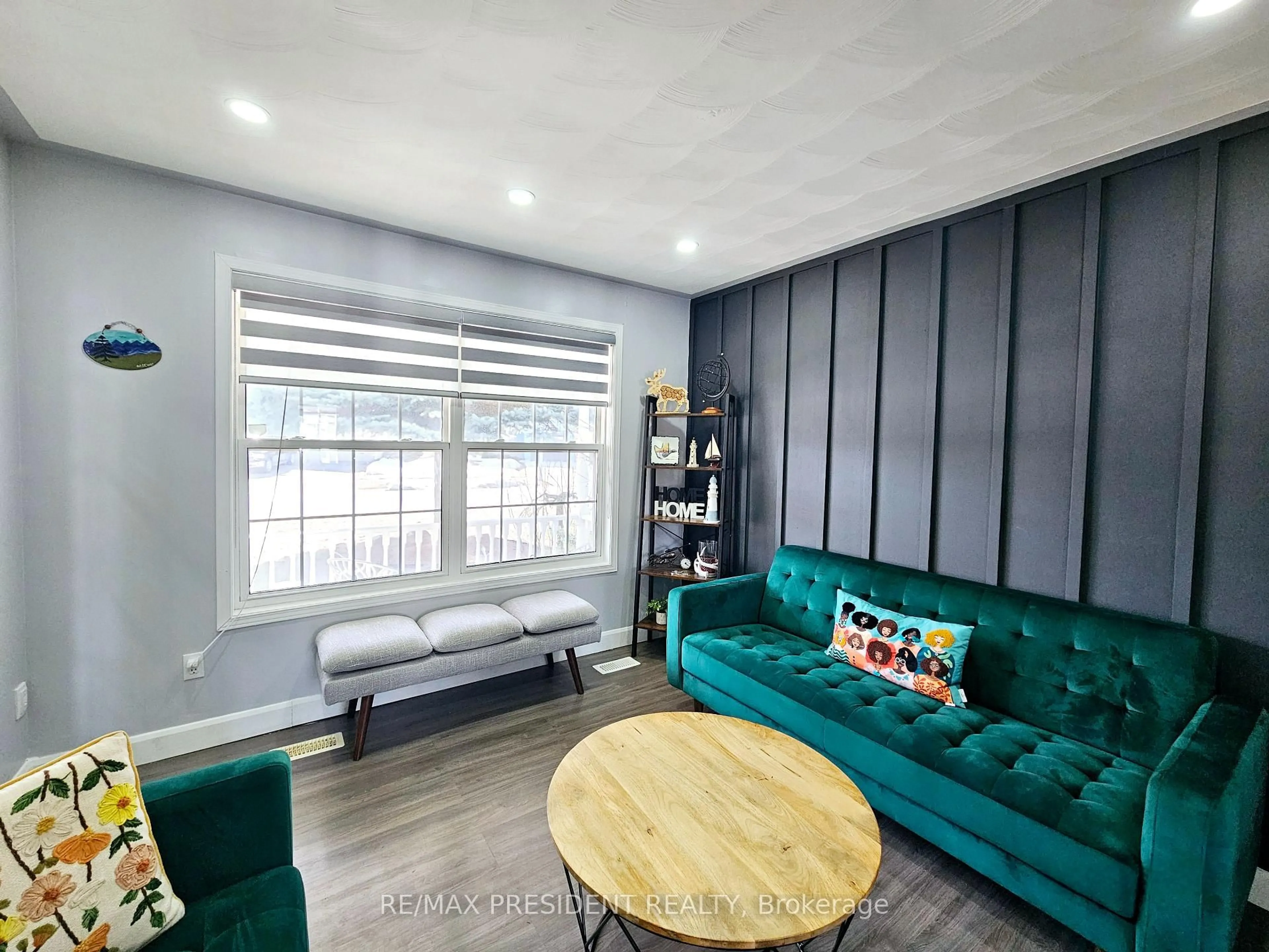 Living room with furniture, wood/laminate floor for 32 Algonquin Rd, Woodstock Ontario N4T 1R8