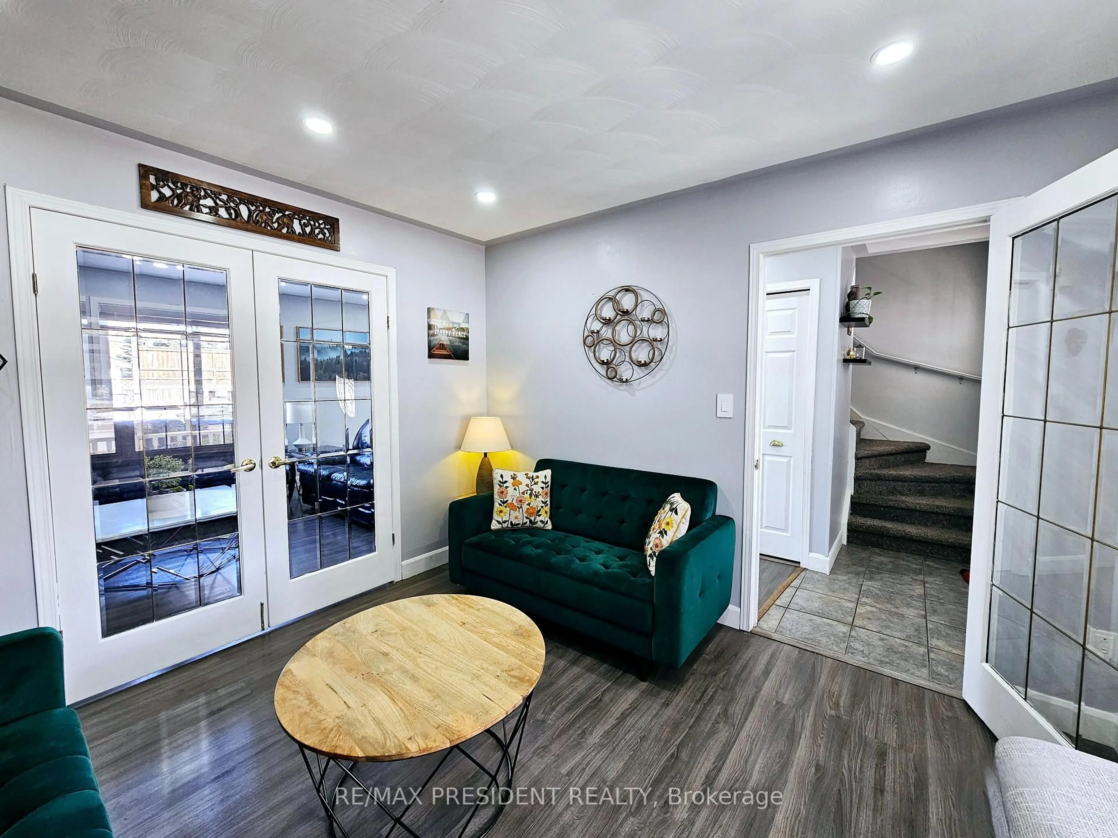 Living room with furniture, unknown for 32 Algonquin Rd, Woodstock Ontario N4T 1R8