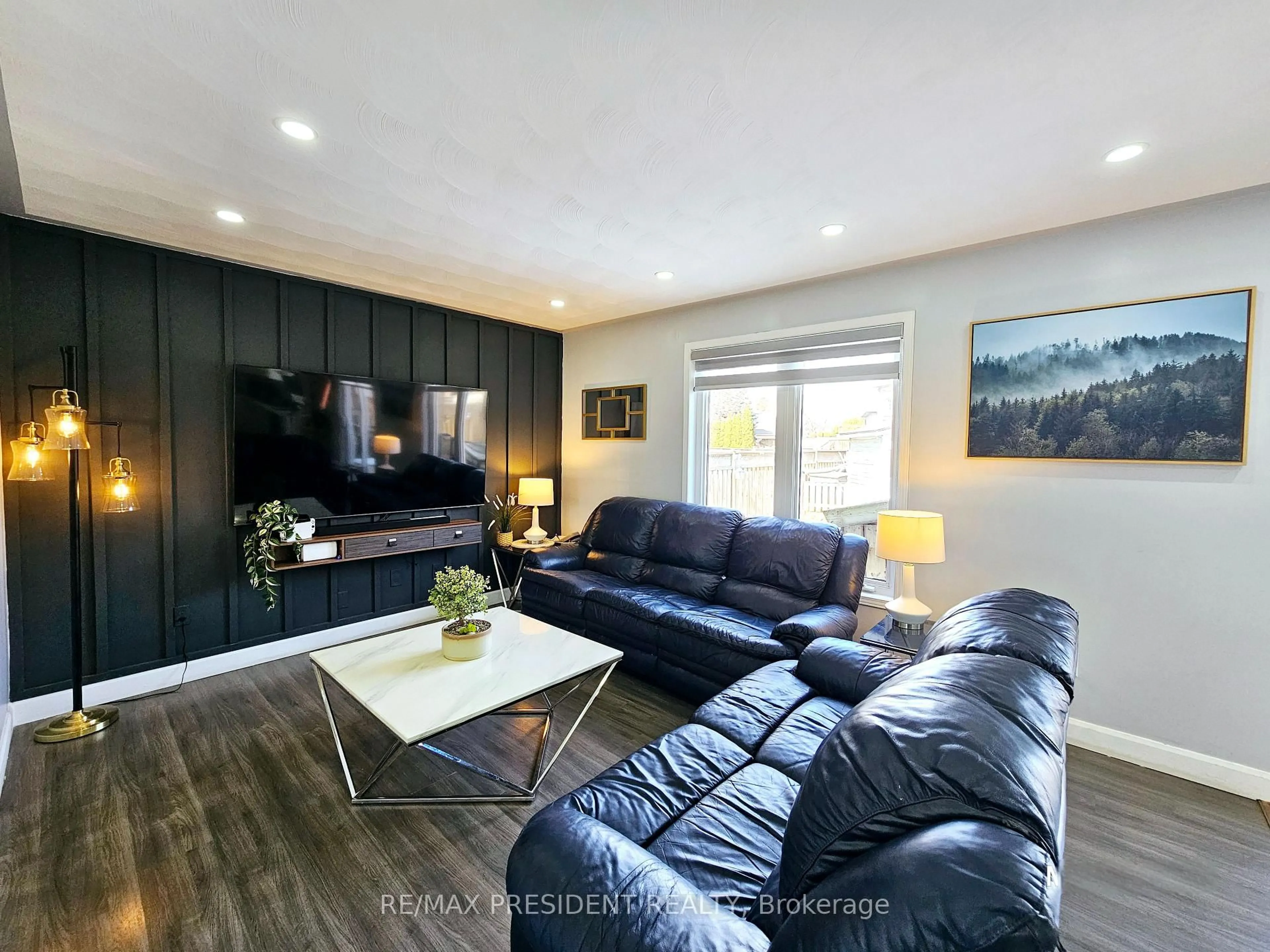 Living room with furniture, wood/laminate floor for 32 Algonquin Rd, Woodstock Ontario N4T 1R8