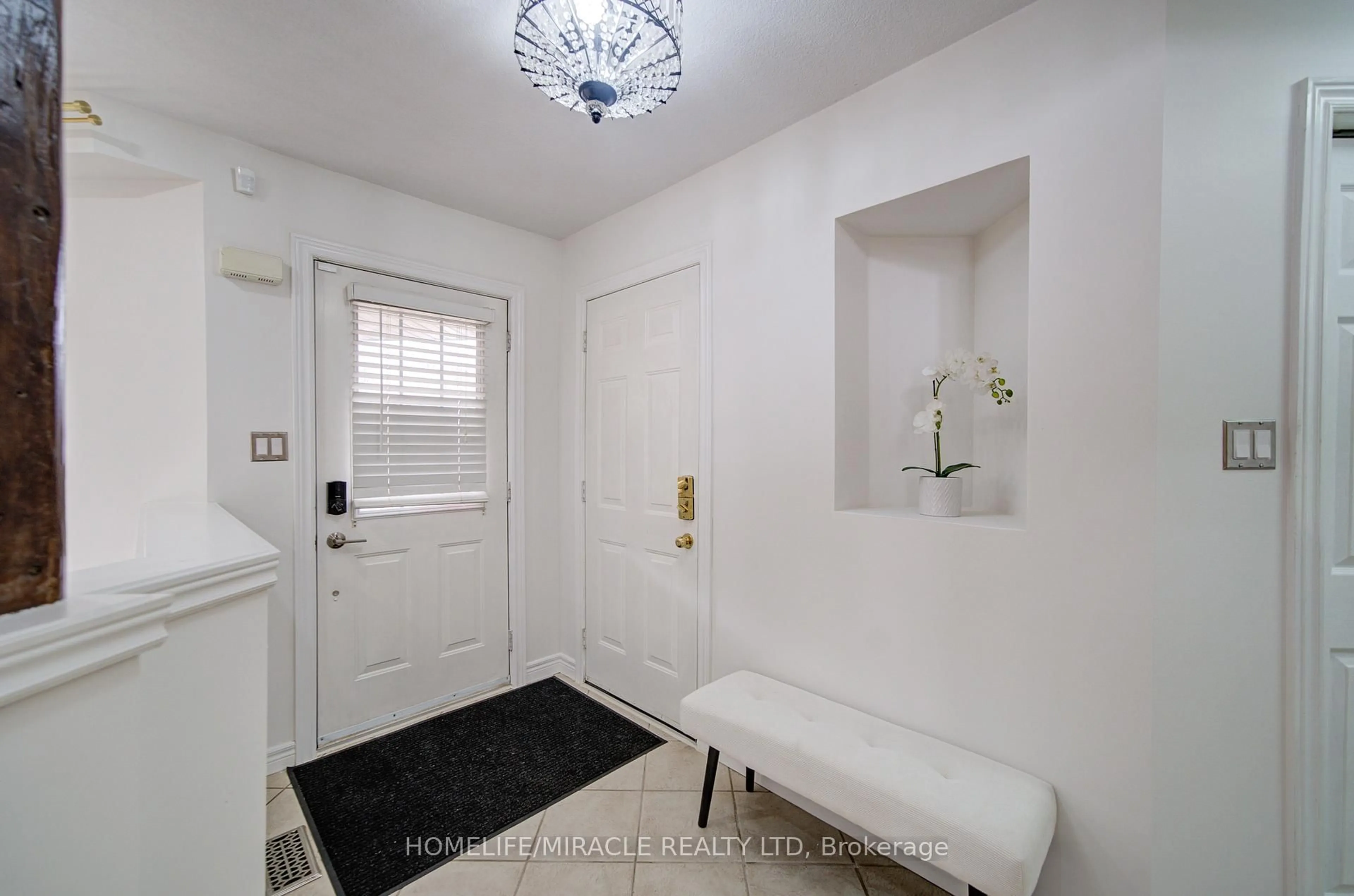 Indoor entryway for 55 Mcfarlane Dr, Cambridge Ontario N3C 4L7