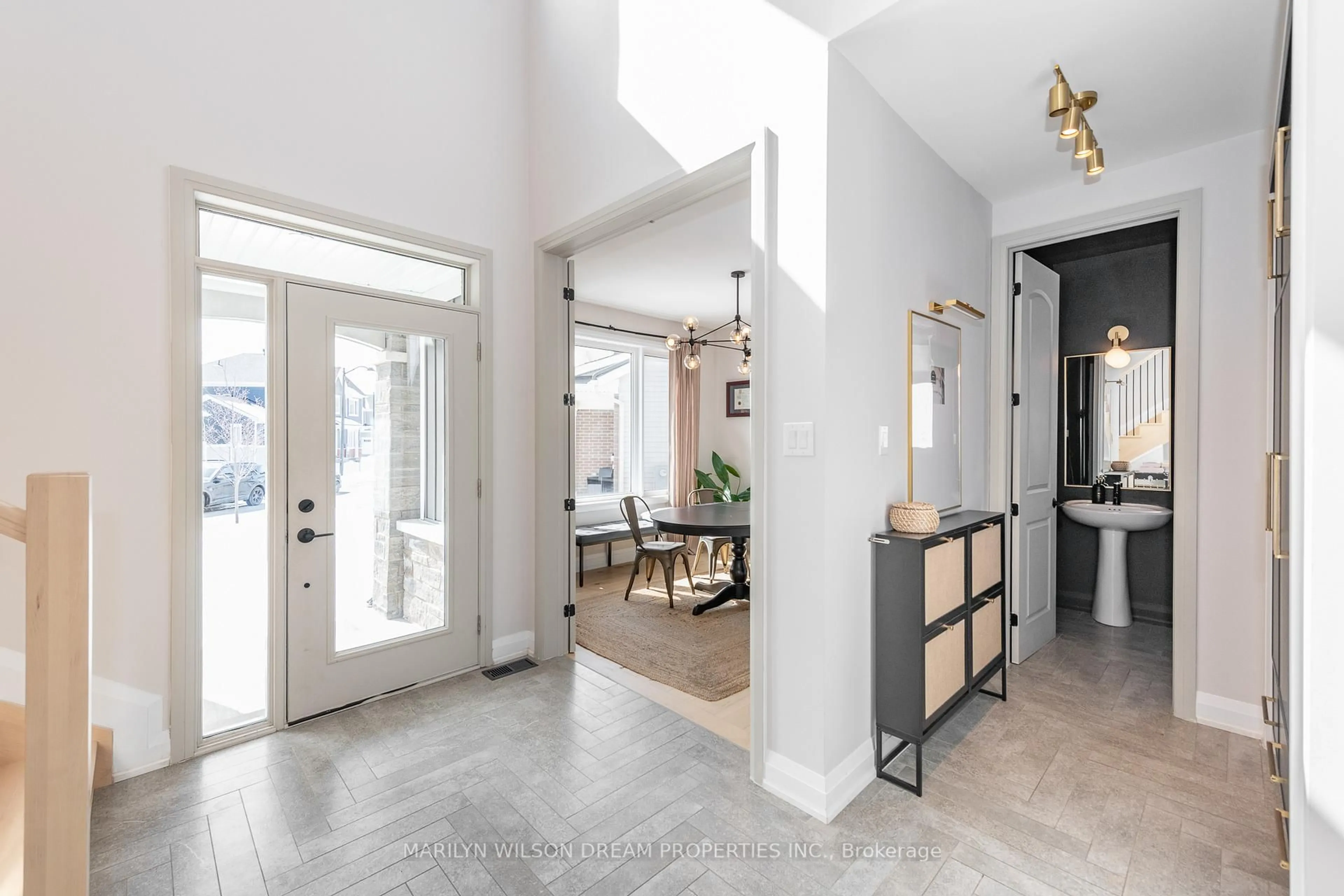 Indoor entryway for 758 Vennecy Terr, Ottawa Ontario K1W 0M8