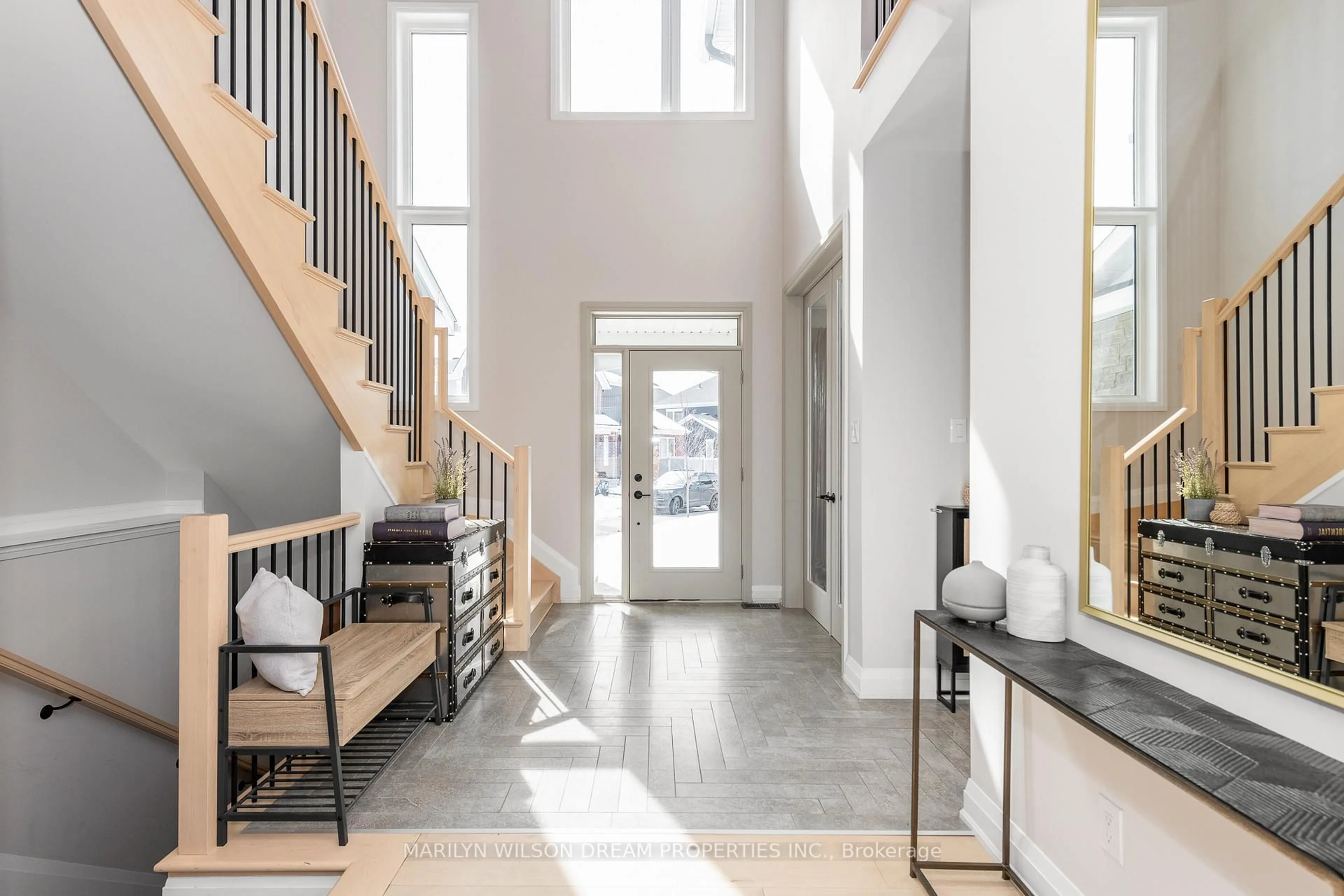 Indoor entryway for 758 Vennecy Terr, Ottawa Ontario K1W 0M8