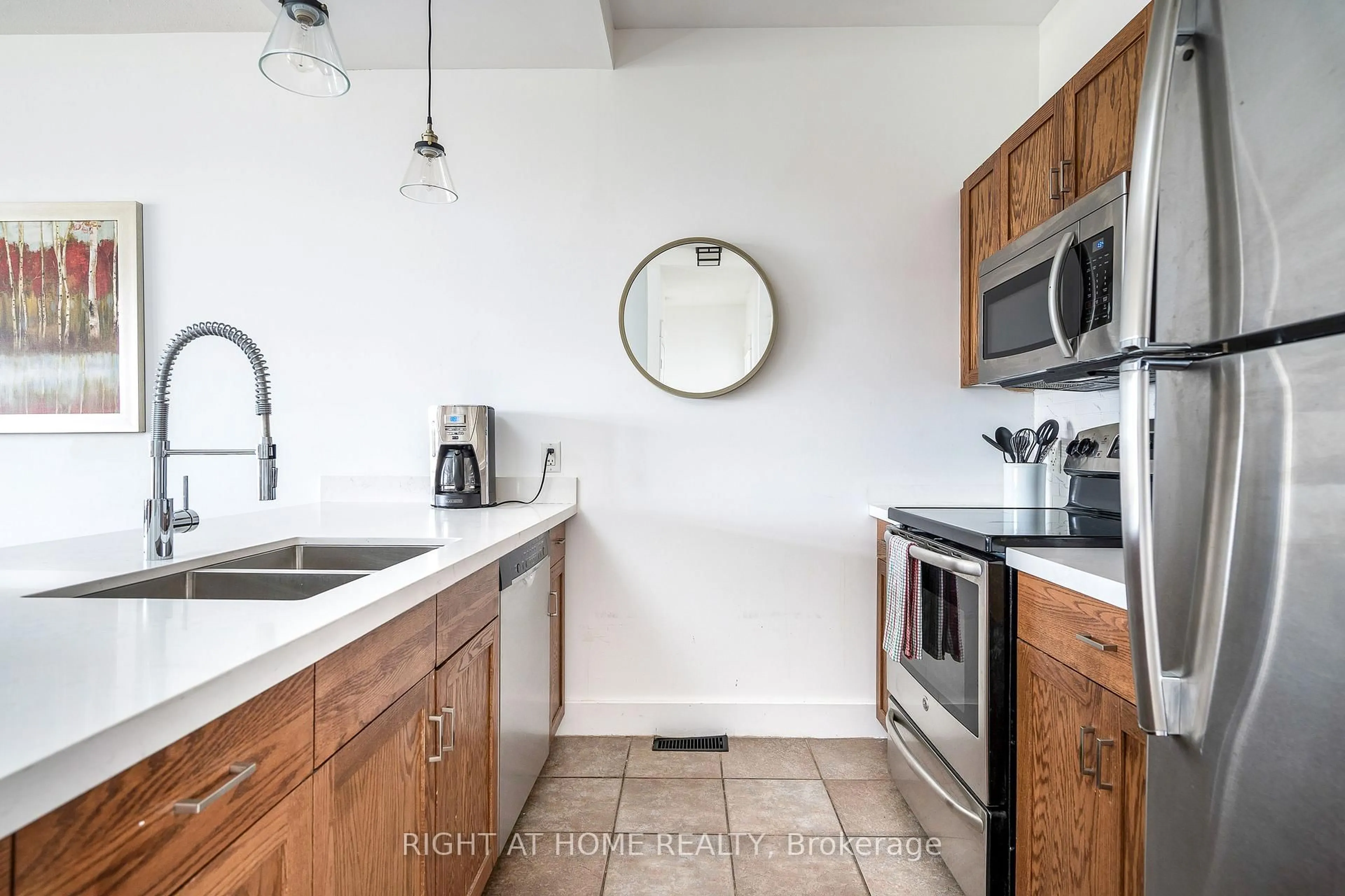 Standard kitchen, unknown for 125 Fairway Crt #124, Blue Mountains Ontario L9Y 0P8