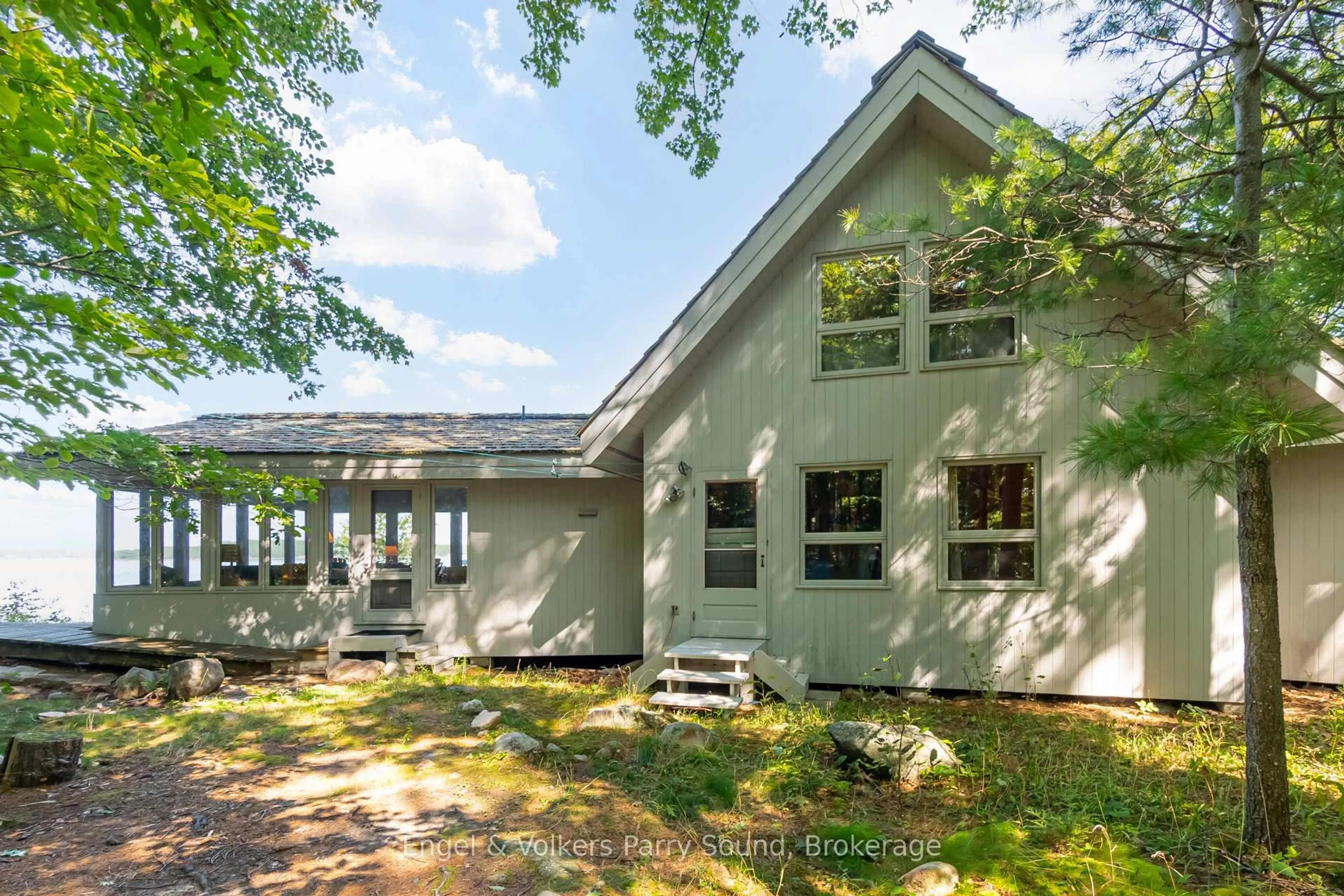 Home with vinyl exterior material, unknown for 8 ISLAND 29C, Carling Ontario P0G 1G0