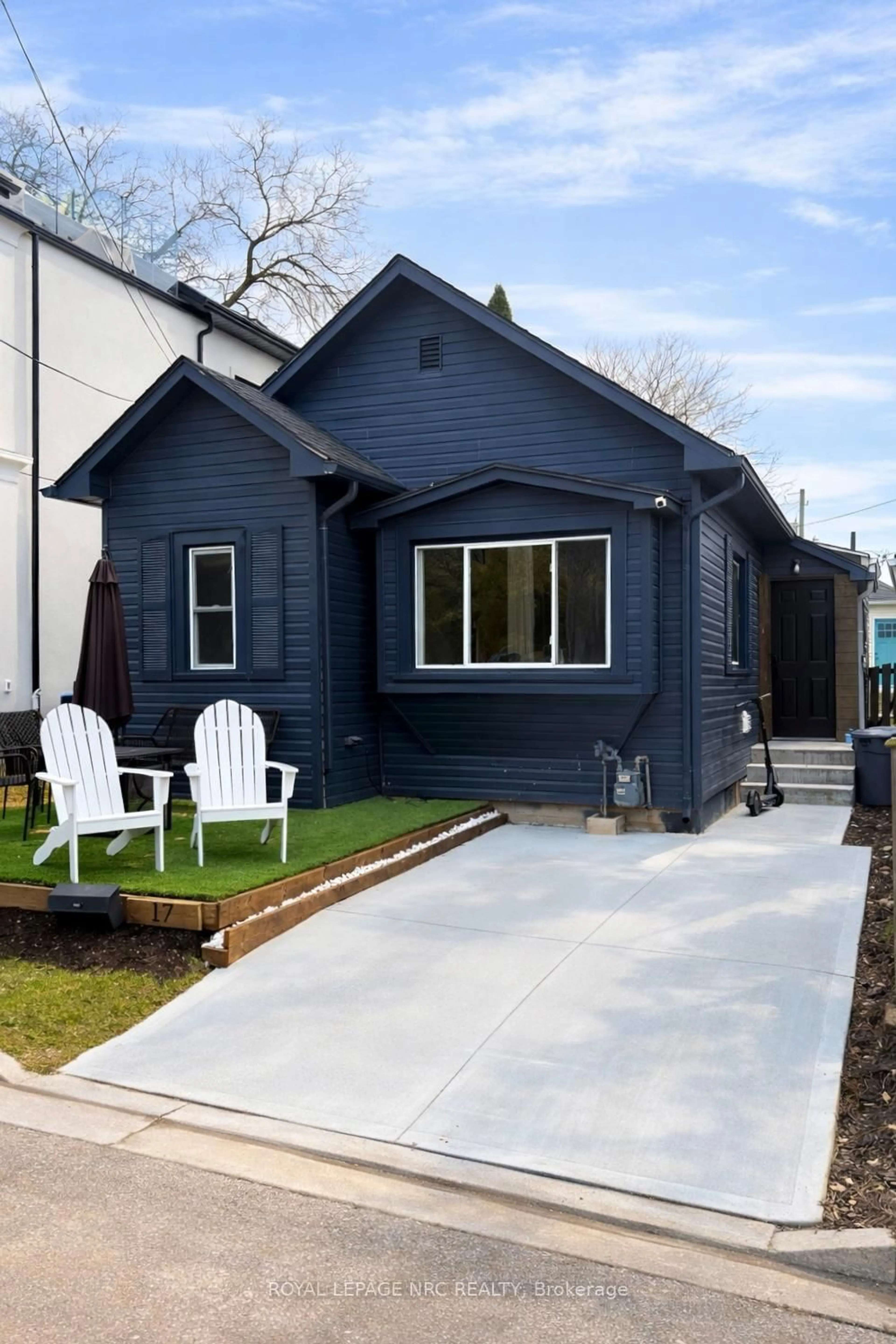 Home with vinyl exterior material, street for 17 Considine Ave, St. Catharines Ontario L2N 5K1