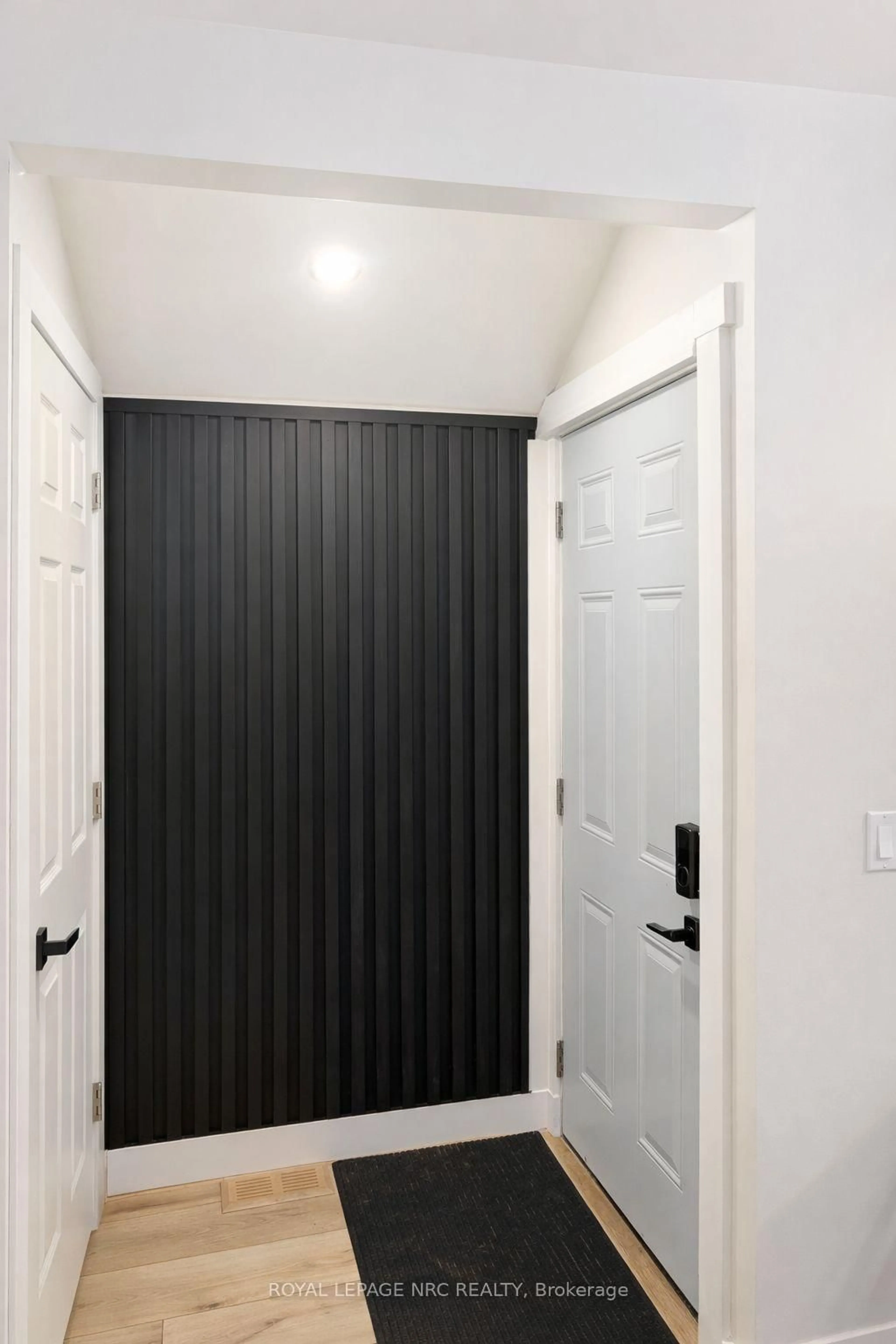 Indoor entryway for 17 Considine Ave, St. Catharines Ontario L2N 5K1