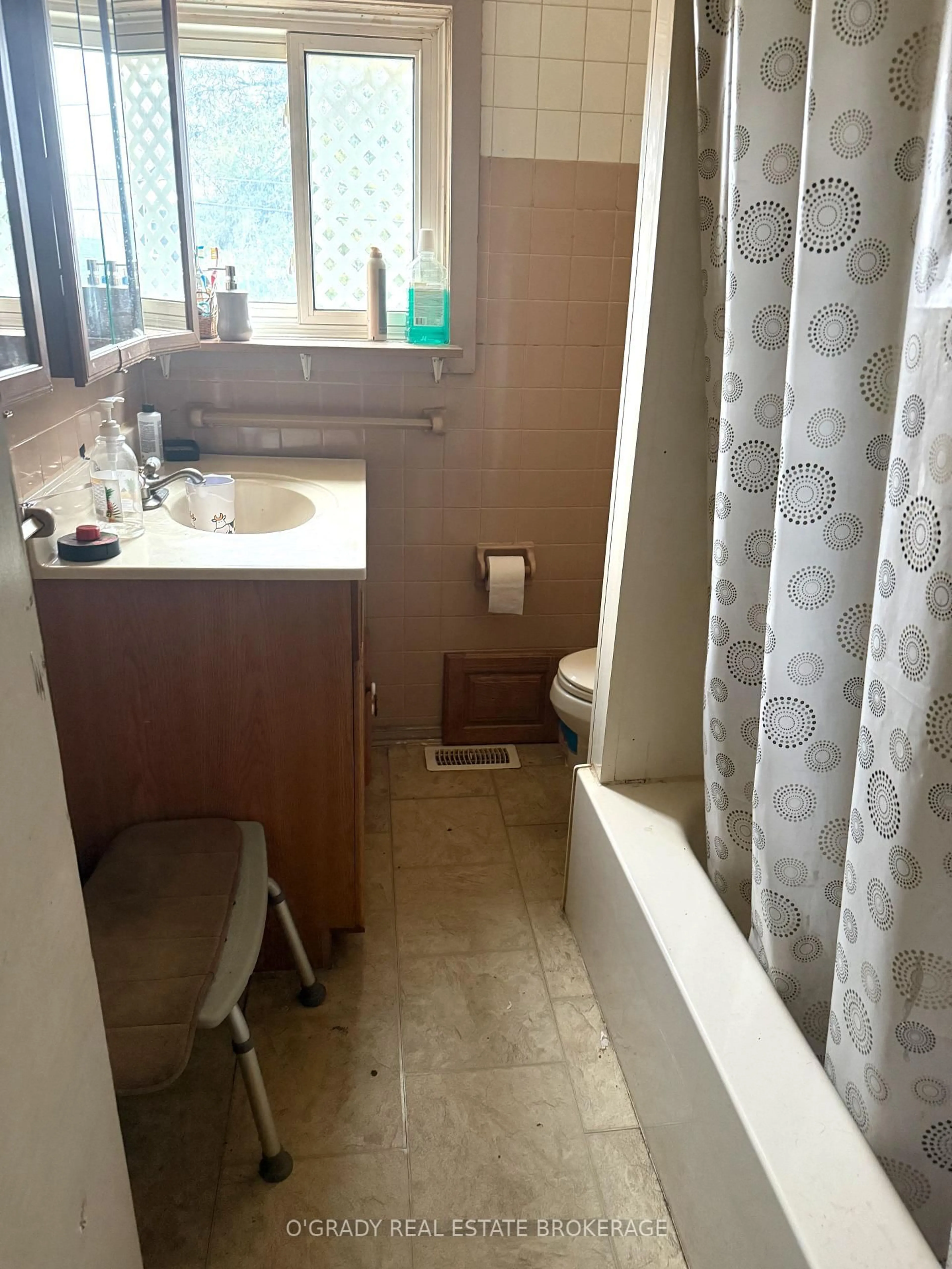 Standard bathroom, unknown for 76 Louis St, Brockville Ontario K6V 4H6