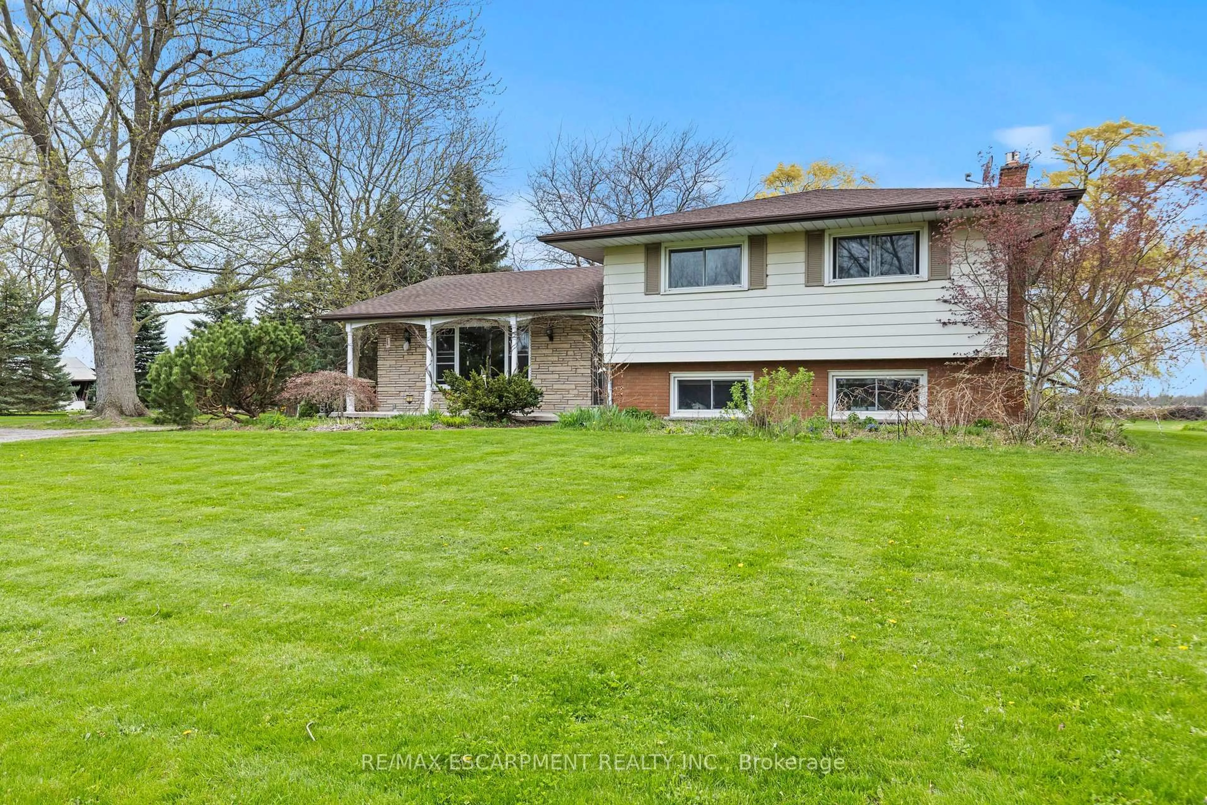 A pic from outside/outdoor area/front of a property/back of a property/a pic from drone, street for 488 TOWNLINE Rd, Niagara-on-the-Lake Ontario L0S 1J0
