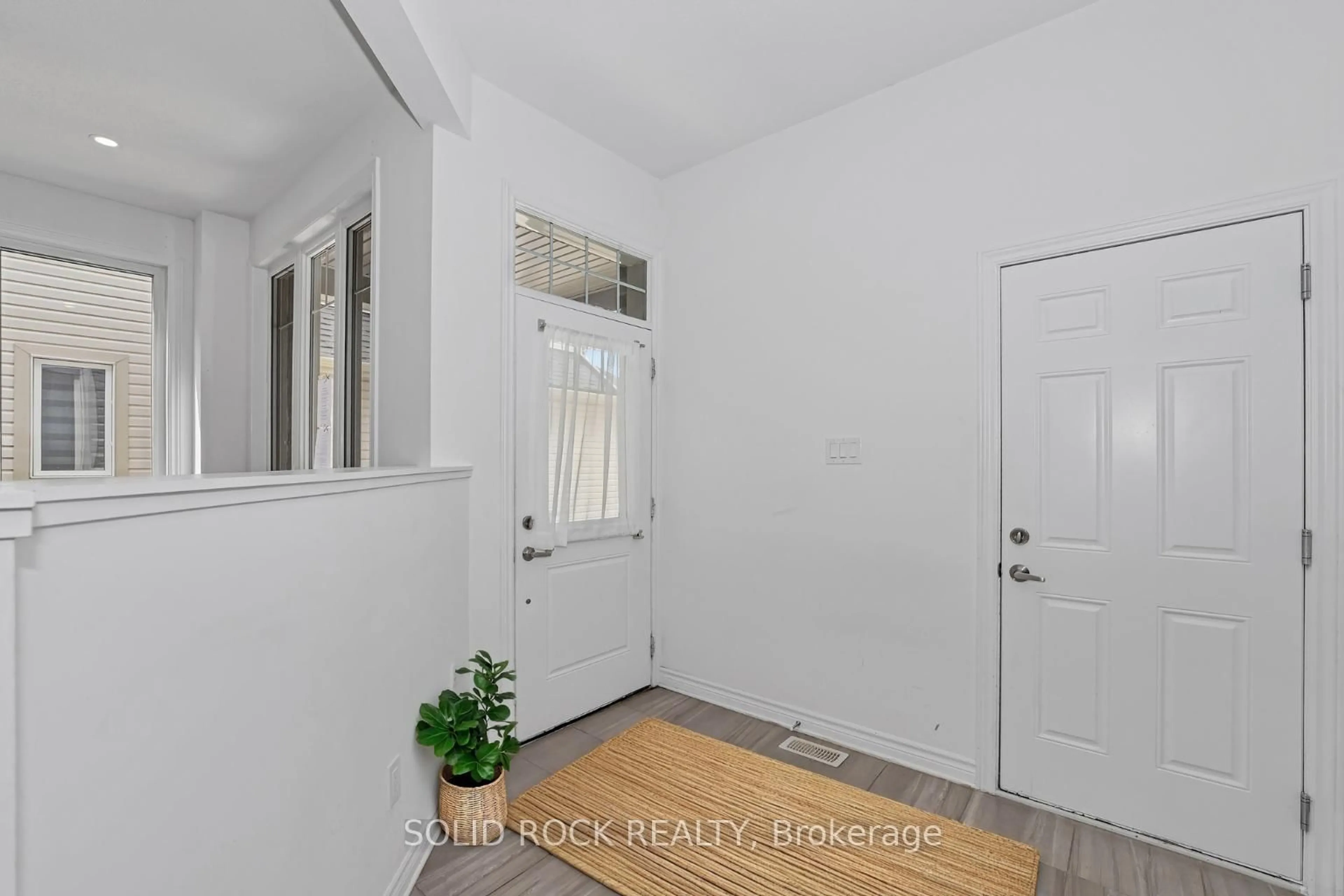 Indoor entryway for 149 Minikan St, Ottawa Ontario K1X 0E5