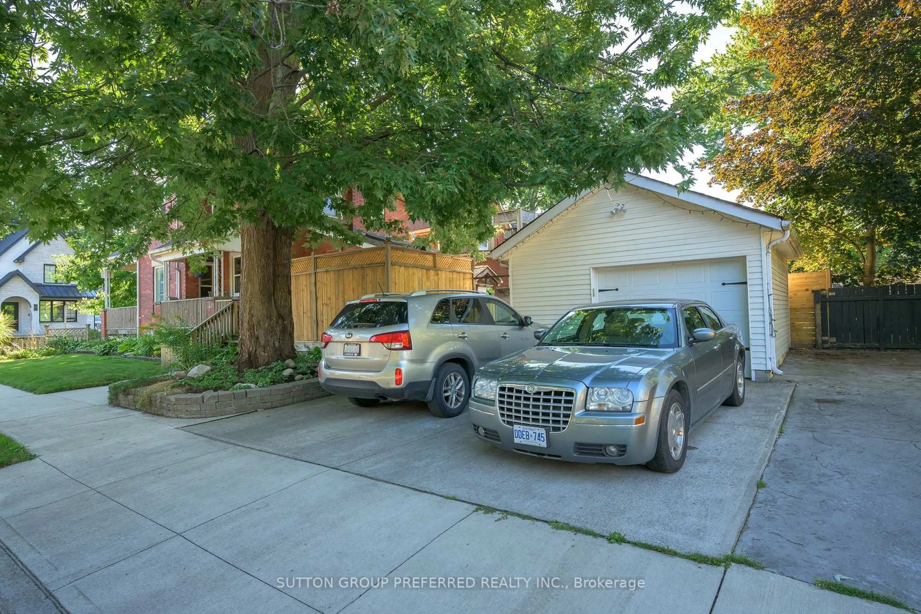 A pic from outside/outdoor area/front of a property/back of a property/a pic from drone, street for 447 Woodman Ave, London East Ontario N5W 4A1