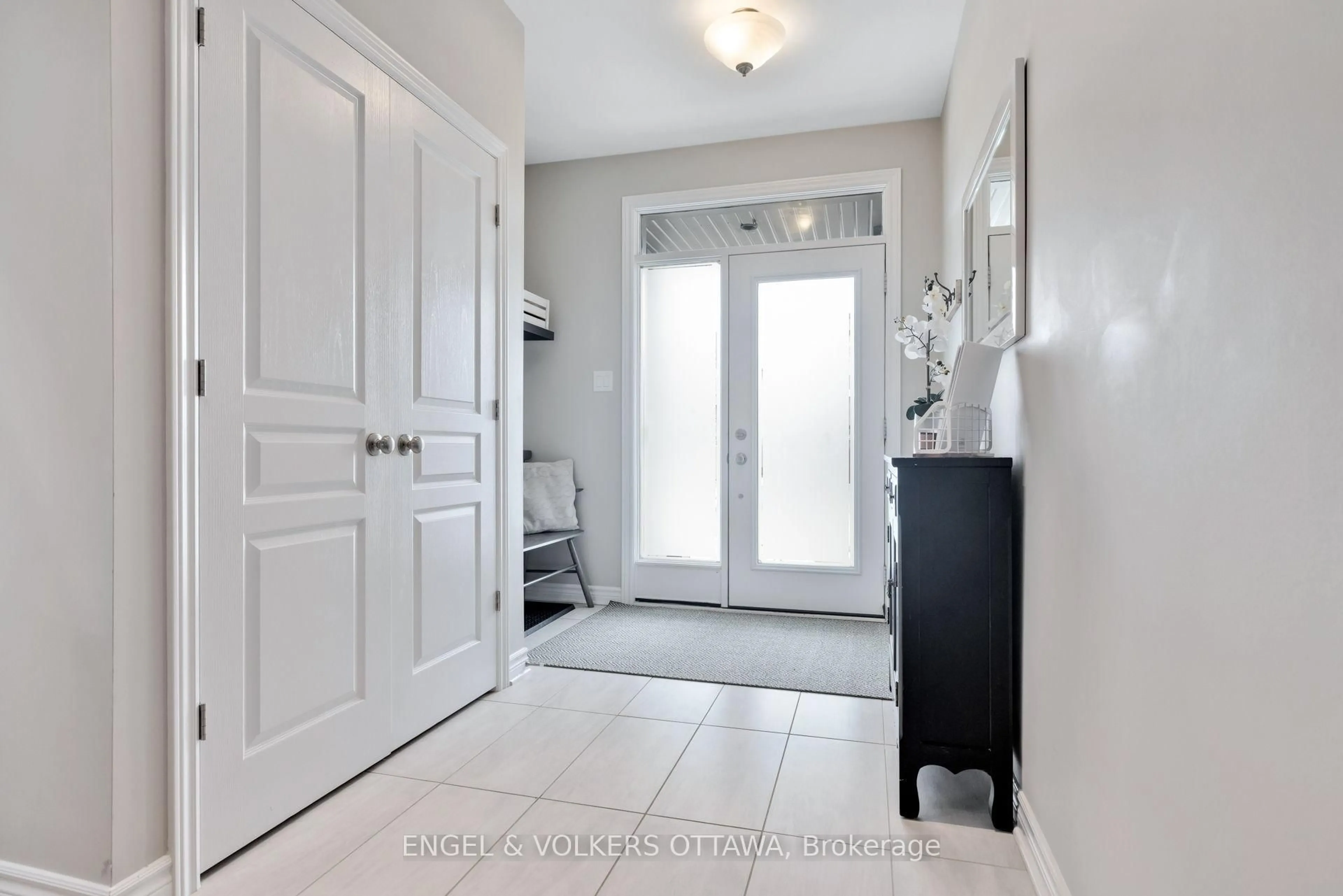 Indoor entryway for 176 Balikun Hts, Ottawa Ontario K2V 0B6