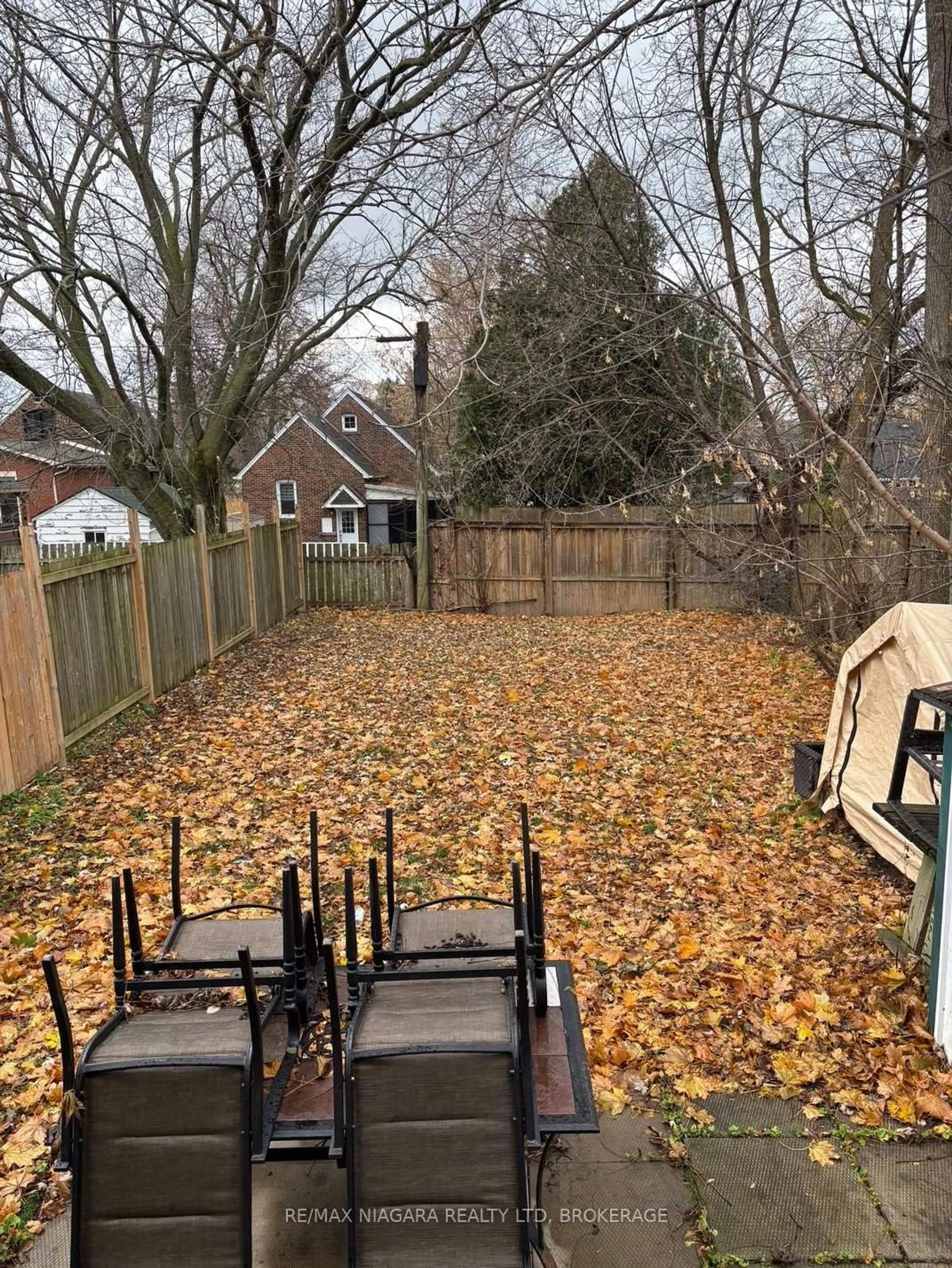A pic from outside/outdoor area/front of a property/back of a property/a pic from drone, street for 5011 Fifth Ave, Niagara Falls Ontario L2E 4S6