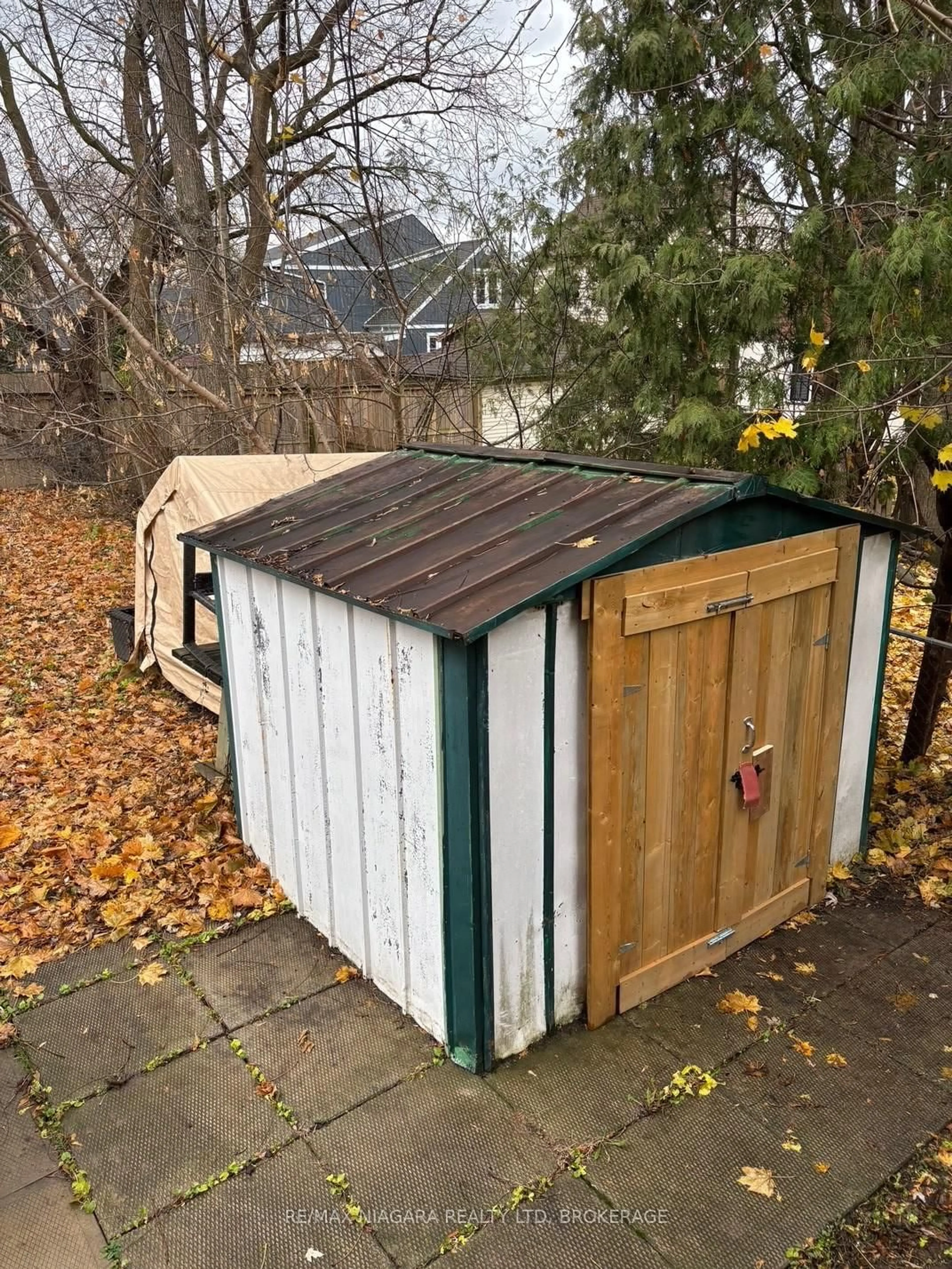 Shed for 5011 Fifth Ave, Niagara Falls Ontario L2E 4S6