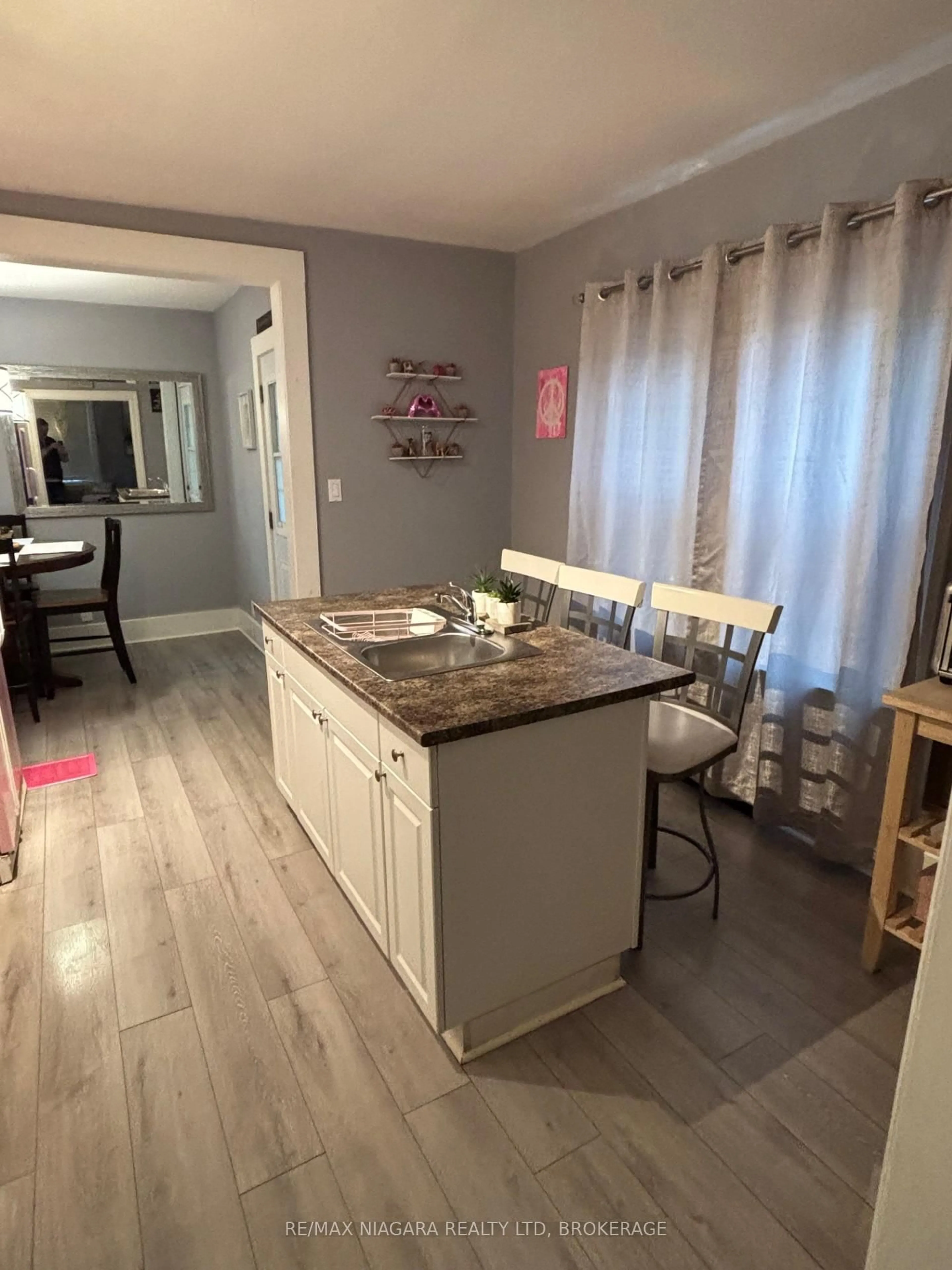 Open concept kitchen, unknown for 5011 Fifth Ave, Niagara Falls Ontario L2E 4S6