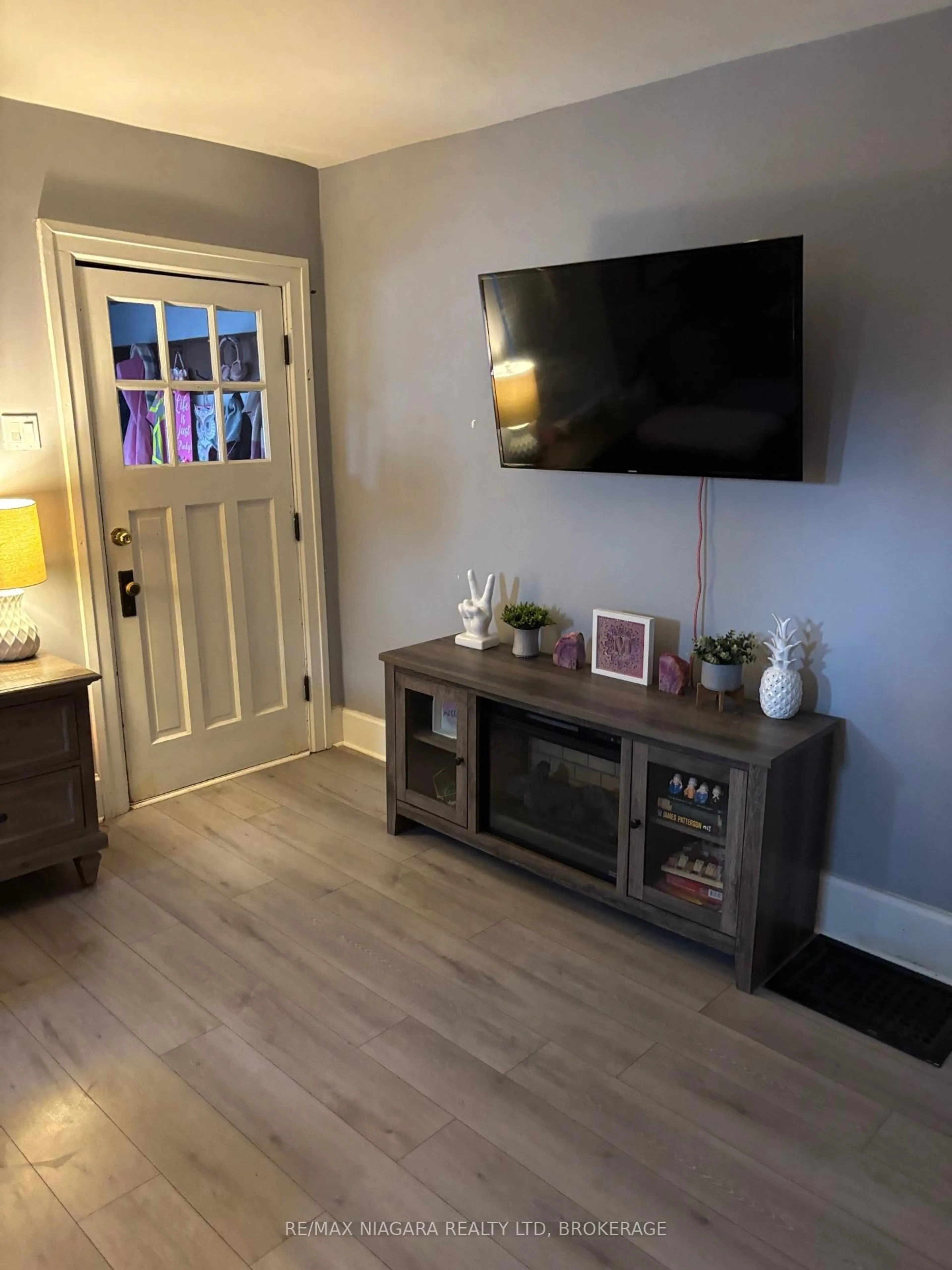 Indoor entryway for 5011 Fifth Ave, Niagara Falls Ontario L2E 4S6